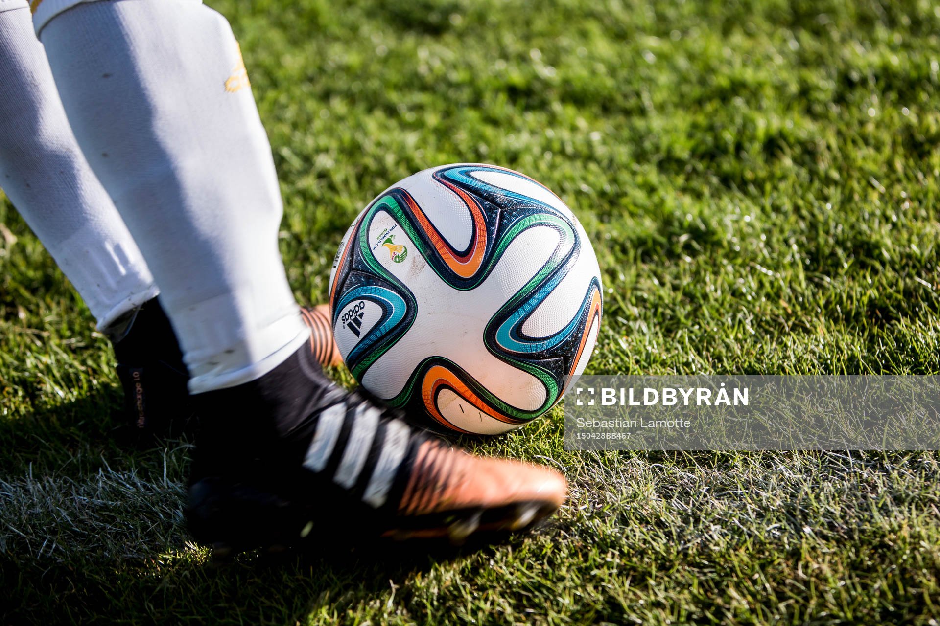 En Mjällbyspelare skjuter iväg bollen vid en frispark under fotbollsmatchen i Superettan mellan Ljungskile och Mjällby den 28 april 2015 i Ljungskile.