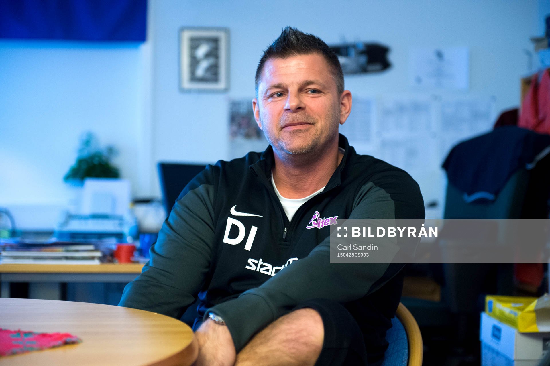 Dennis Ingman, tränare för amitionslaget, blir intervjuad