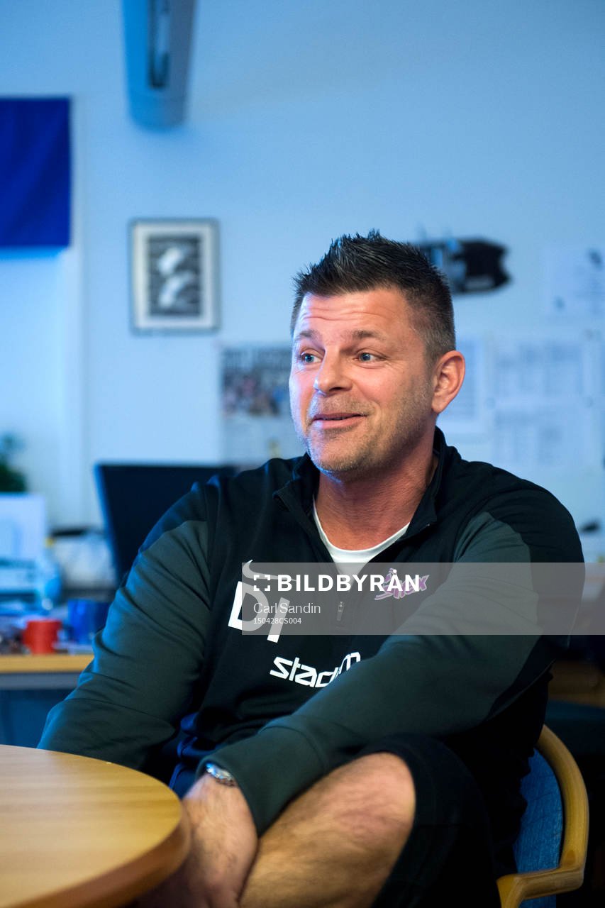 Dennis Ingman, tränare för amitionslaget, blir intervjuad