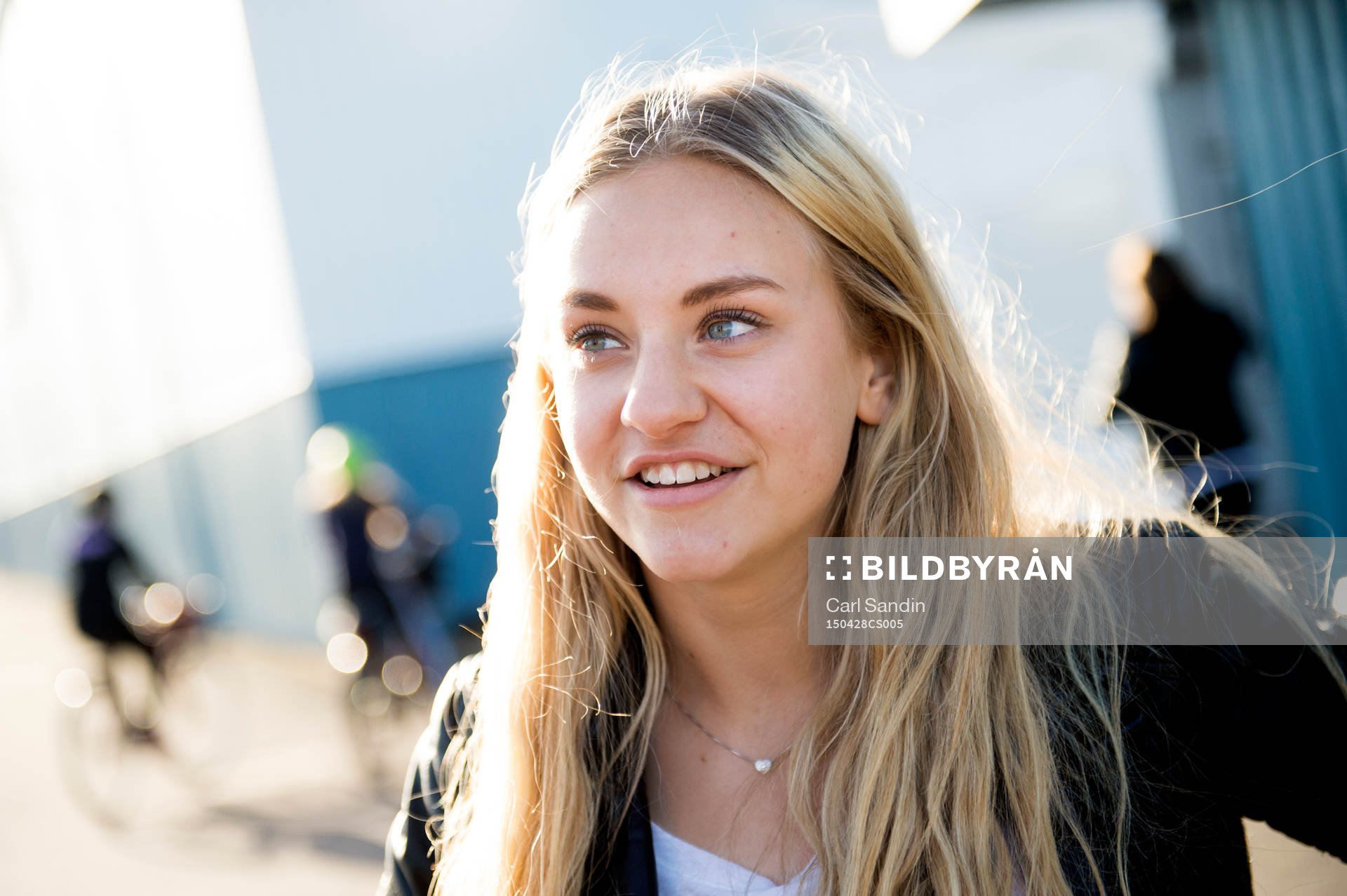Elvia Abrahamsson, ambitionslaget, blir intervjuad innan en