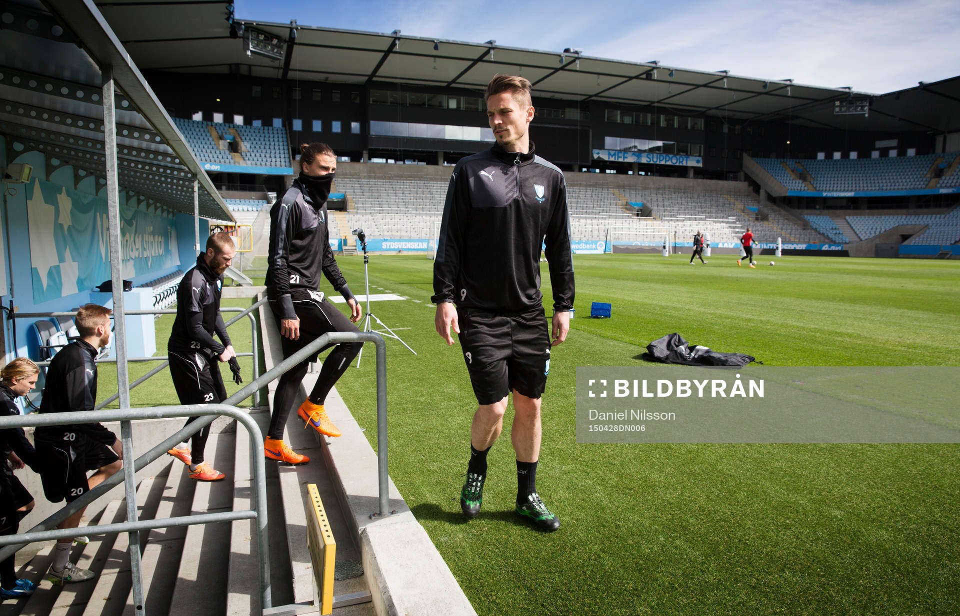 s Markus Rosenberg gör entré till ett träningspass på