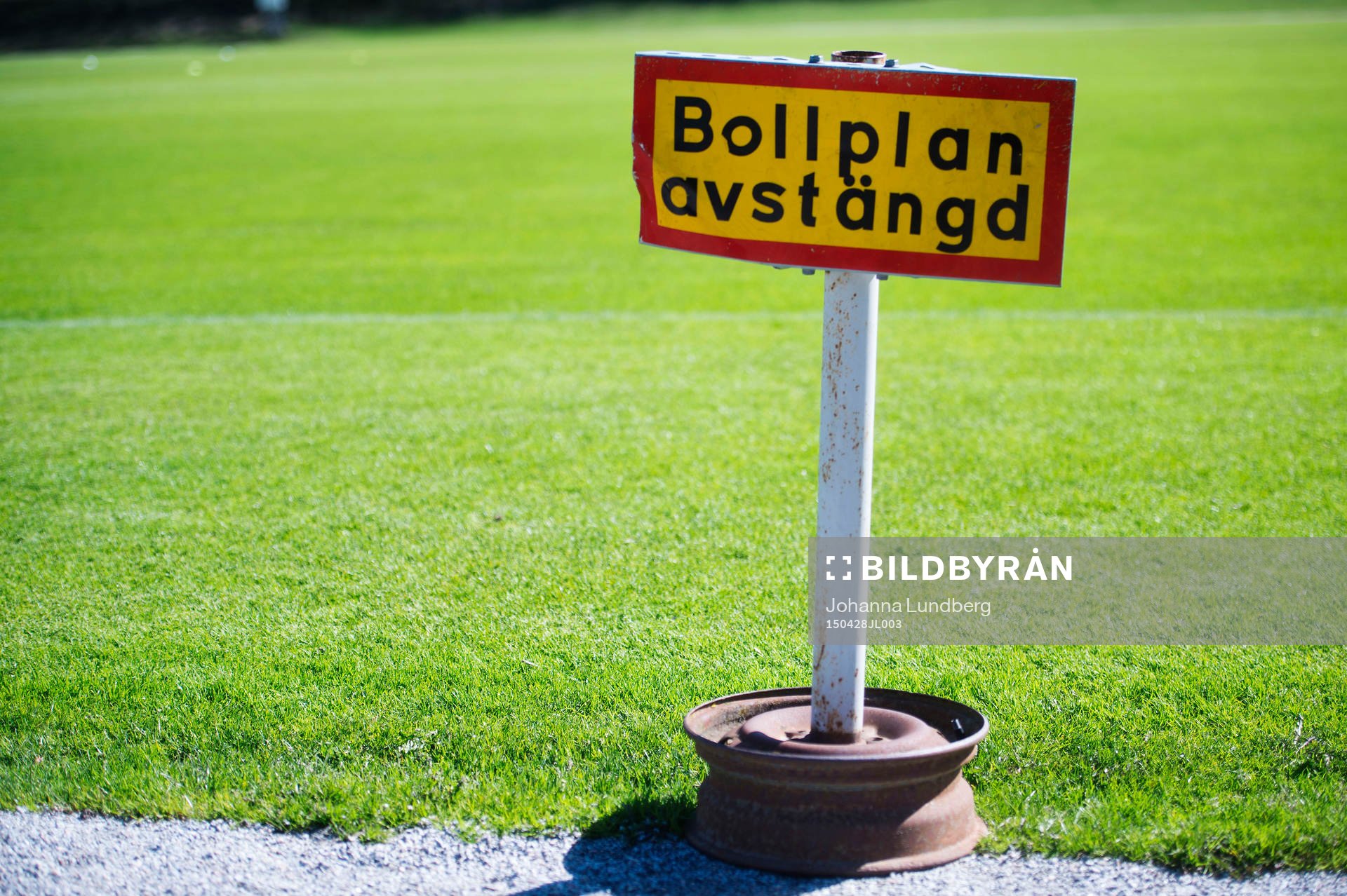 En skylt som det står Bollplan avstängd på