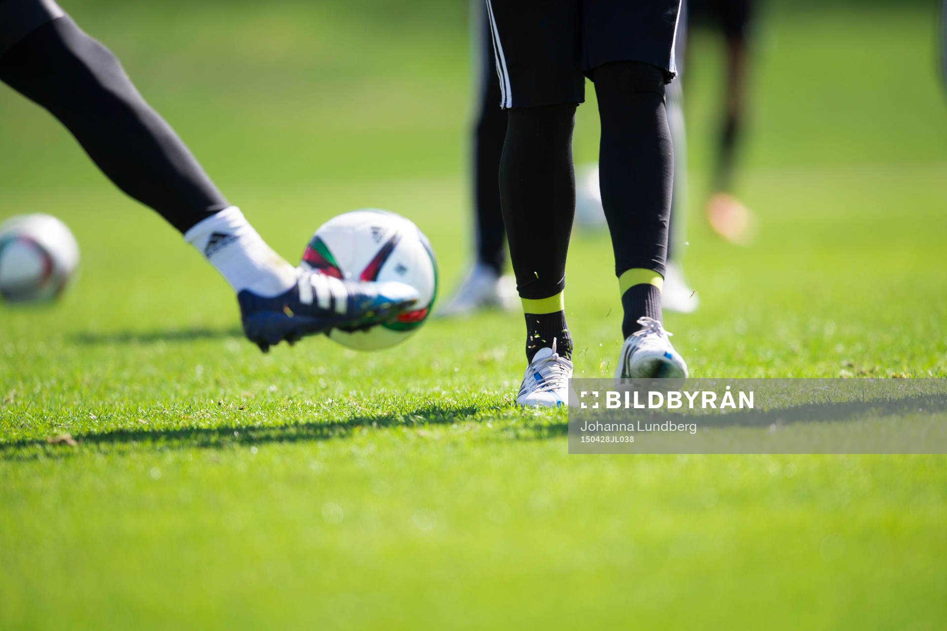 En boll passas under en fotbollsträning med AIK den  28 april 2015 i Stockholm. 