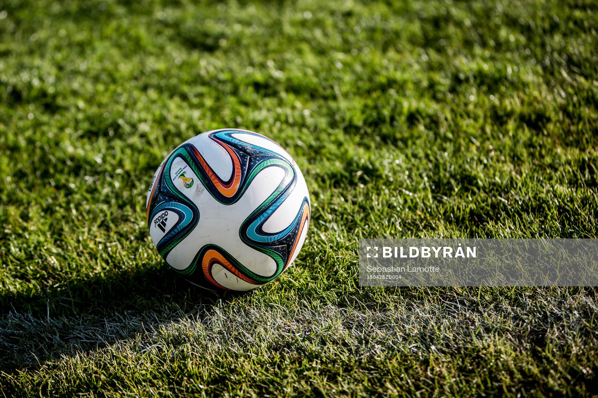 En fotboll liggandes bredvid sidlinjen