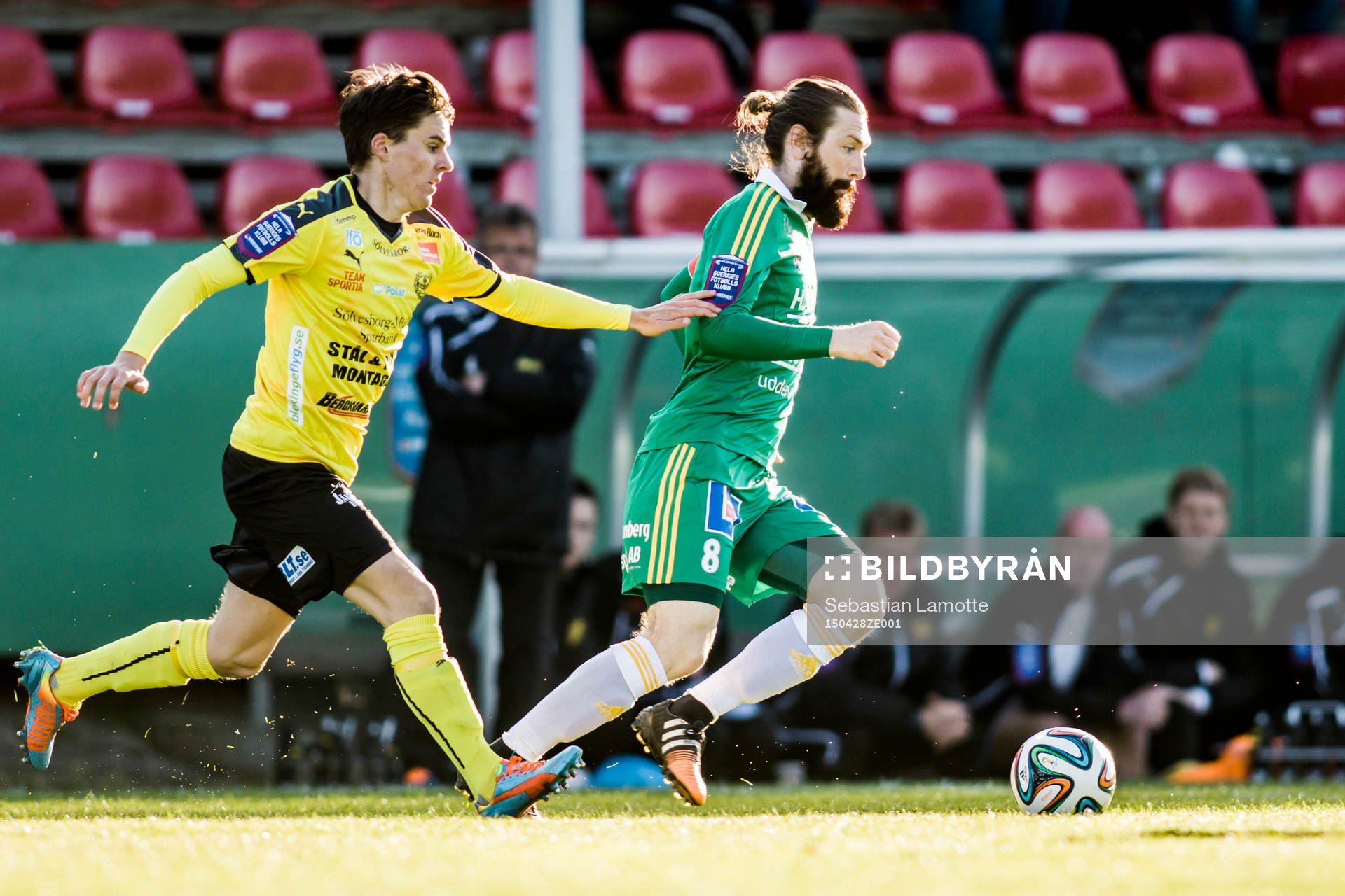 Ljungskiles Marcus Gustafsson före Mjällbys Jesper