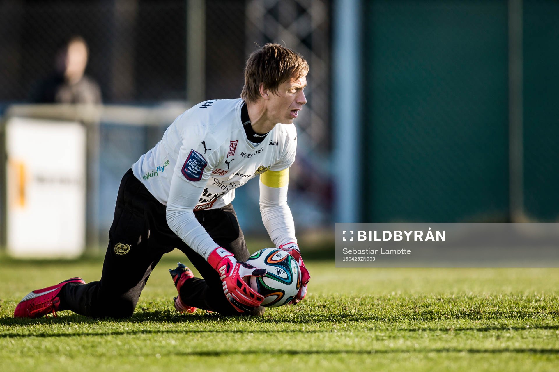Mjällbys målvakt Mattias Asper under fotbollsmatchen i Superettan mellan Ljungskile och Mjällby den 28 april 2015 i Ljungskile.