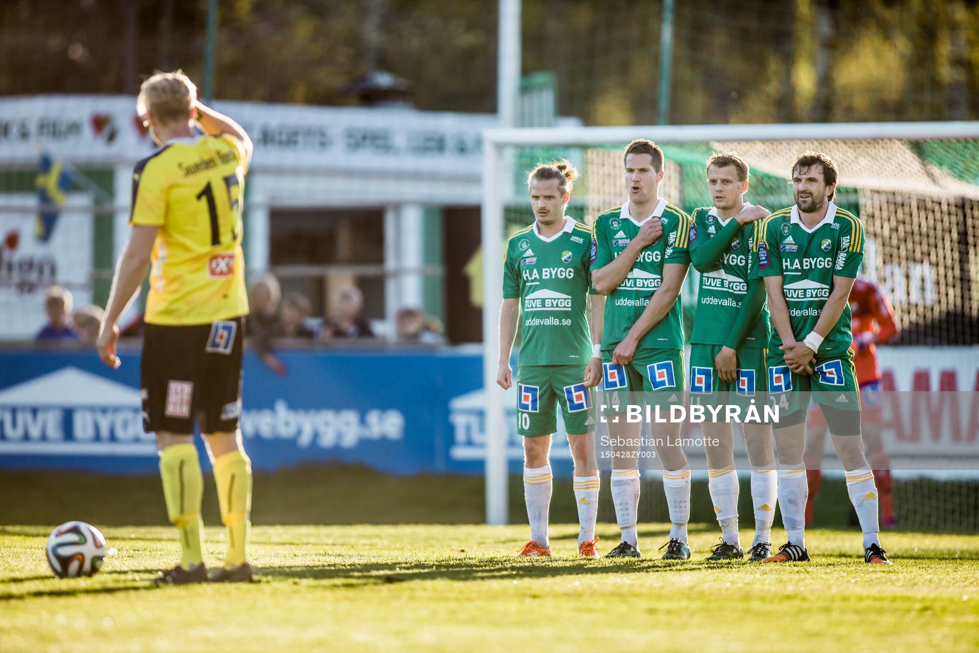 Ljungskiles spelare ställer upp sig i mur