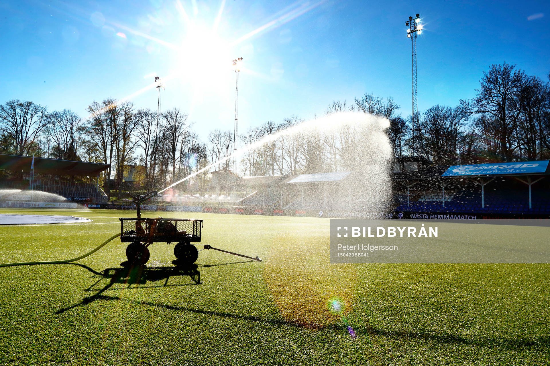 Kopparvallens plan vattnas före fotbollsmatchen i