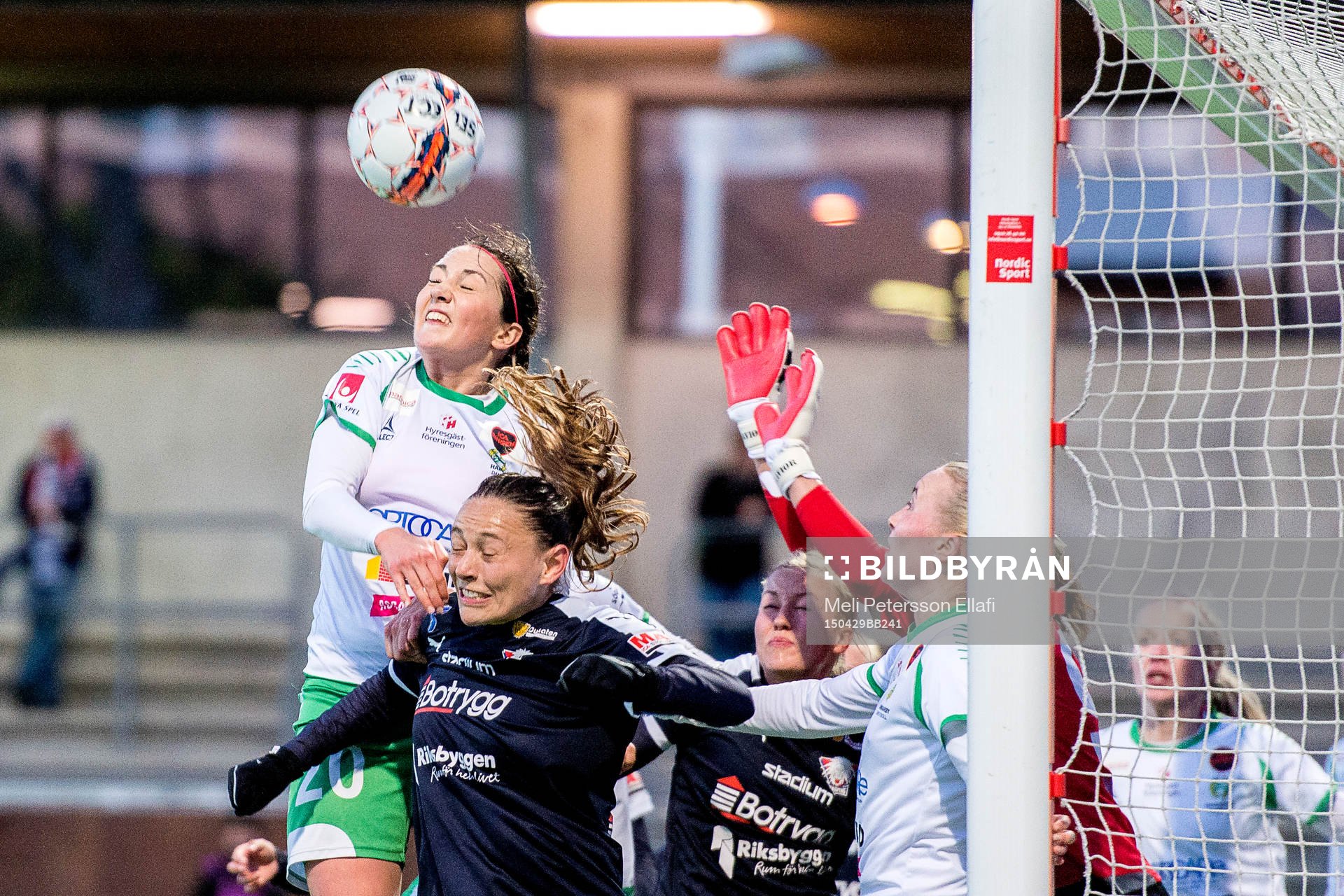 Hammarbys Helen Eke och Linköpings Mariann Gajhede i en nickduell under fotbollsmatchen i Damallsvenskan mellan Hammarby och Linköping den 29 april 2015 i Stockholm.