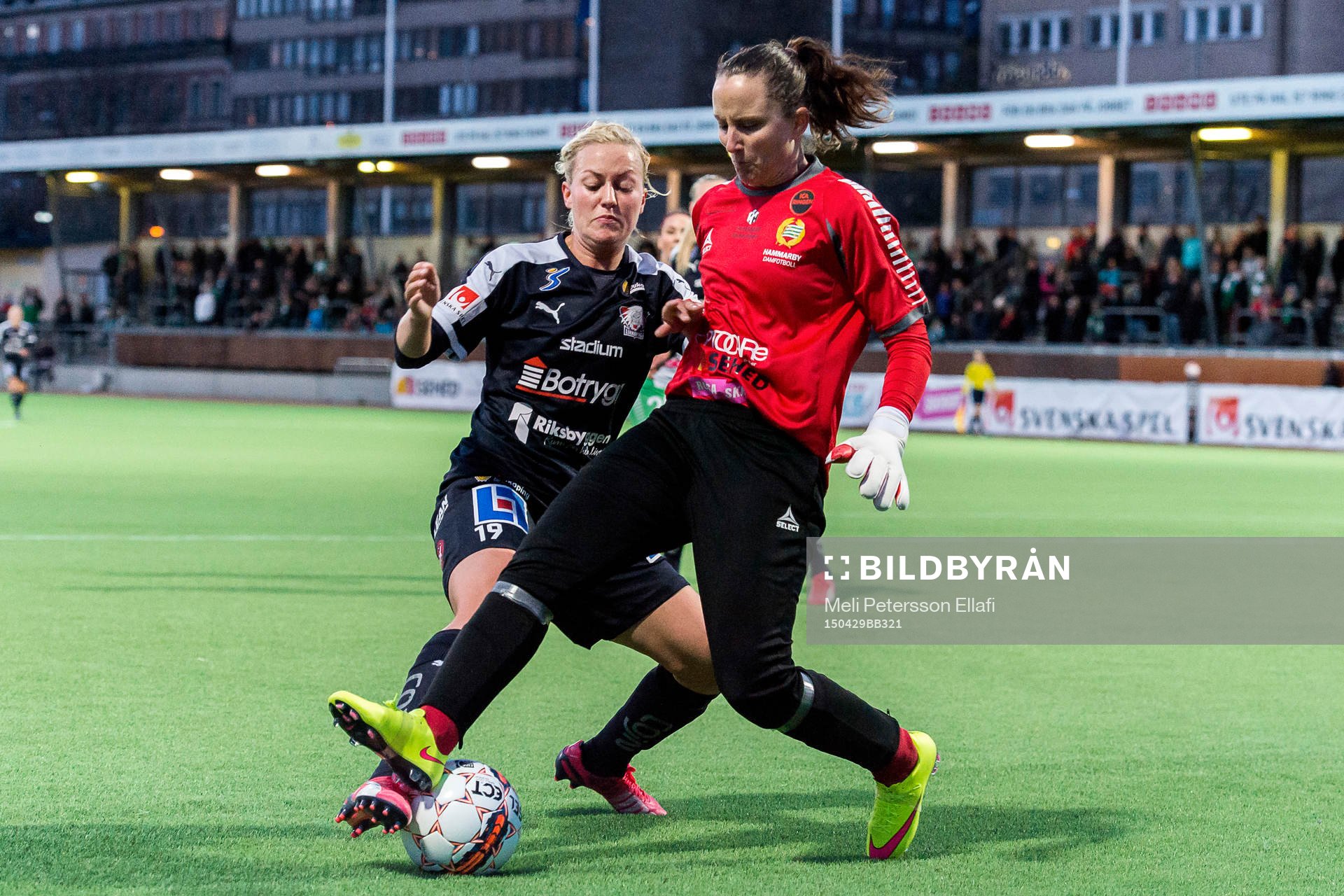 Linköpings Kristine Minde och Hammarbys målvakt Sofia