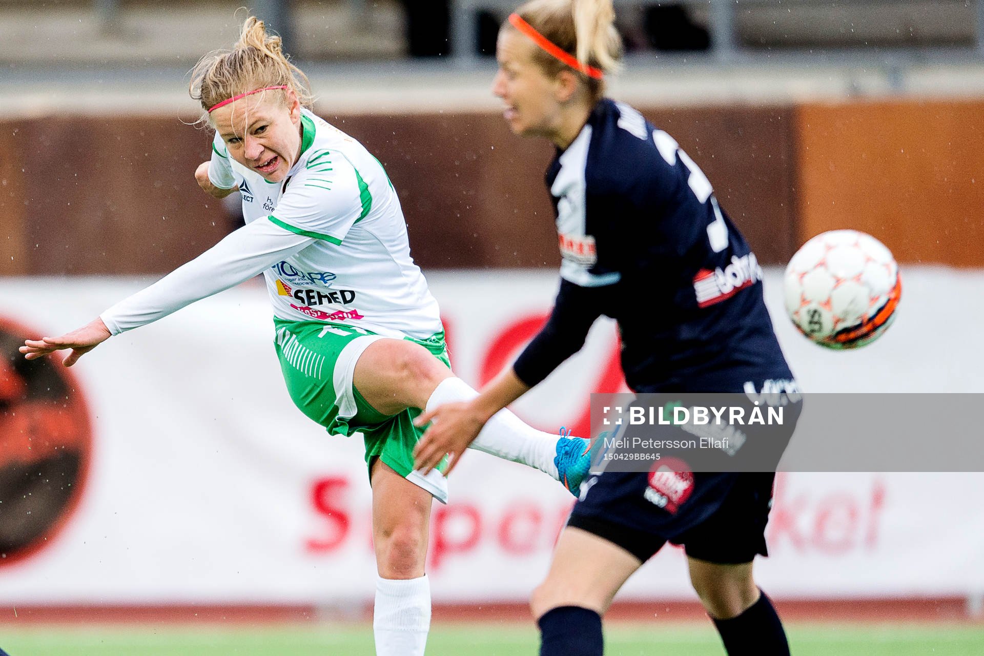 Hammarbys Katrin Schmidt går på skott under fotbollsmatchen i Damallsvenskan mellan Hammarby och Linköping den 29 april 2015 i Stockholm.