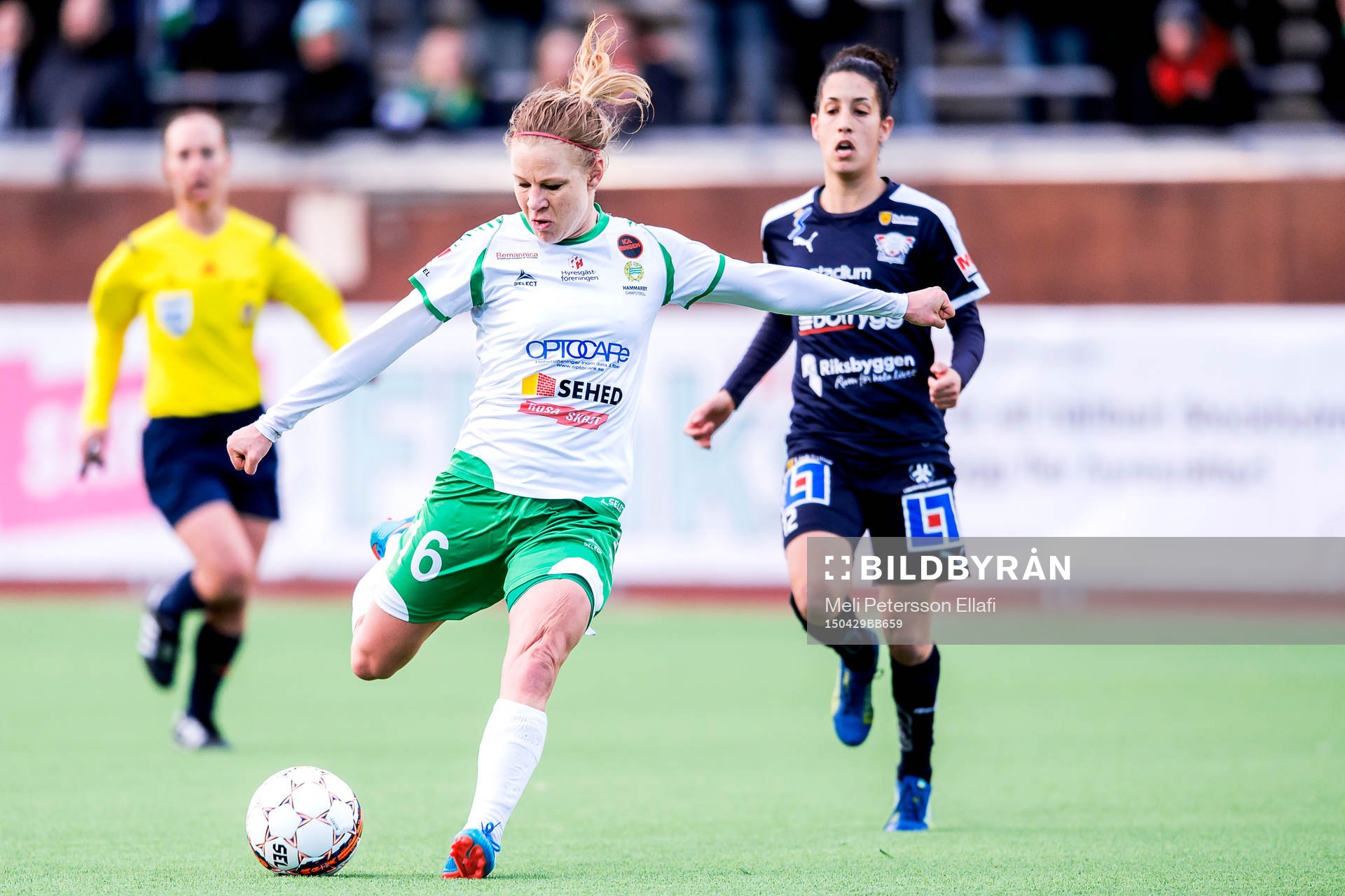 Hammarbys Katrin Schmidt går på skott under fotbollsmatchen i Damallsvenskan mellan Hammarby och Linköping den 29 april 2015 i Stockholm.