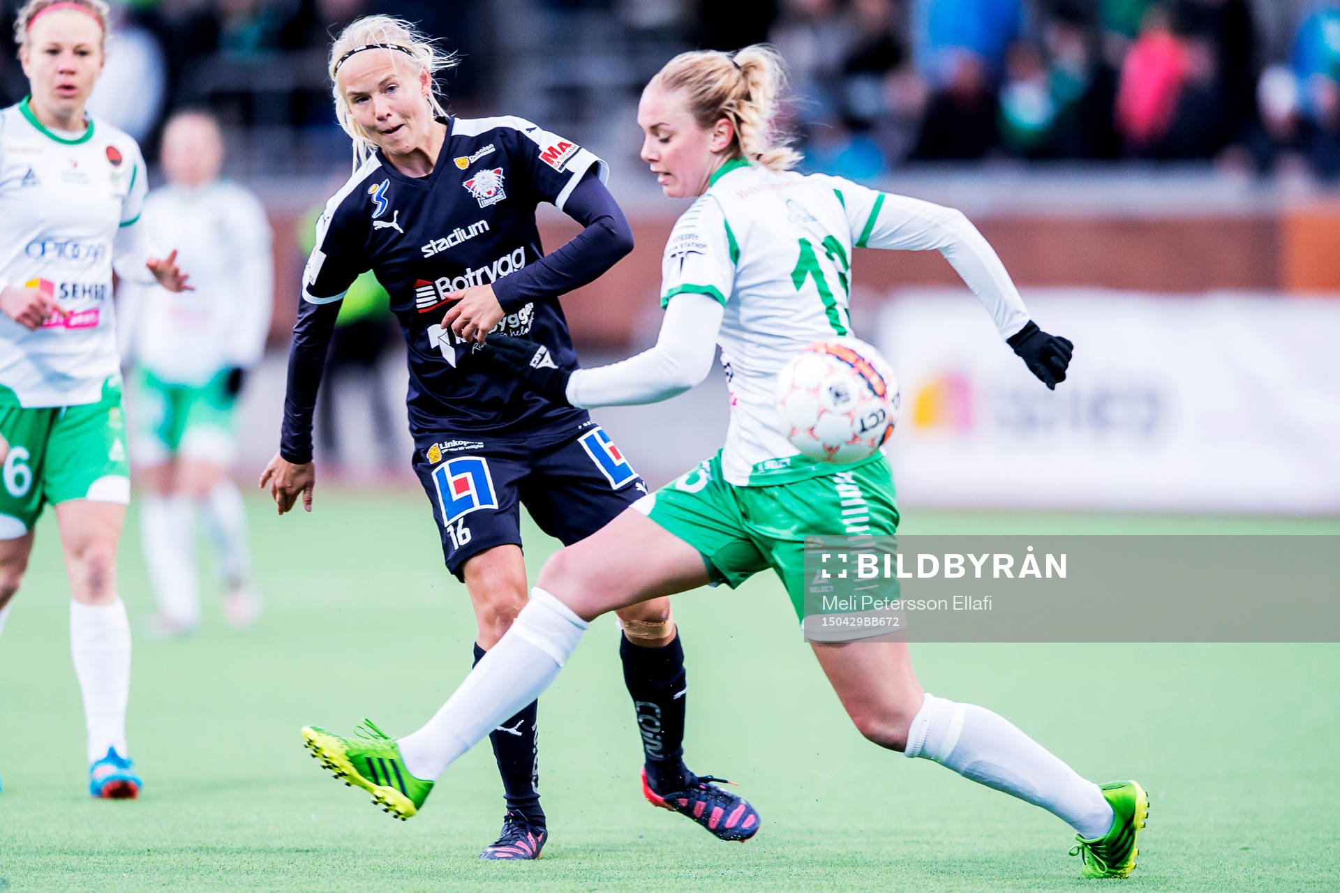 Linköpings Pernille Harder och Hammarbys Petronella Ekroth under fotbollsmatchen i Damallsvenskan mellan Hammarby och Linköping den 29 april 2015 i Stockholm.