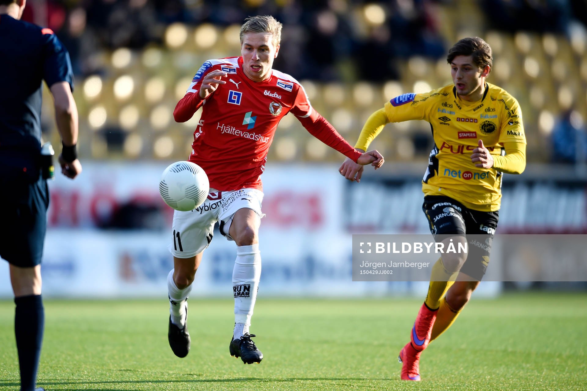 Kalmars Jonathan Ring och Elfsborgs Arber Zeneli under fotbollsmatchen i Allsvenskan mellan Elfsborg och Kalmar den 29 april 2015 i Borås.