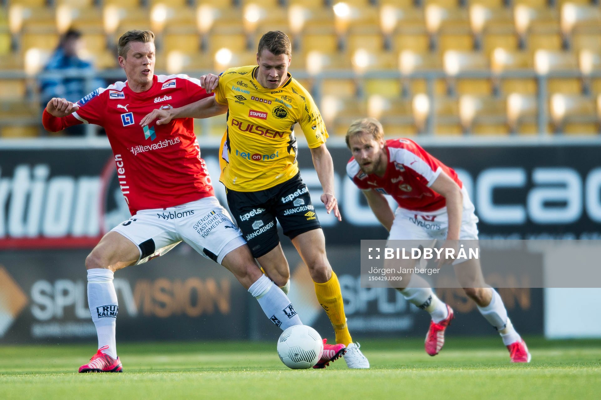 Kamp mellan Elfsborgs Viktor Claesson och Kalmars Viktor Elm