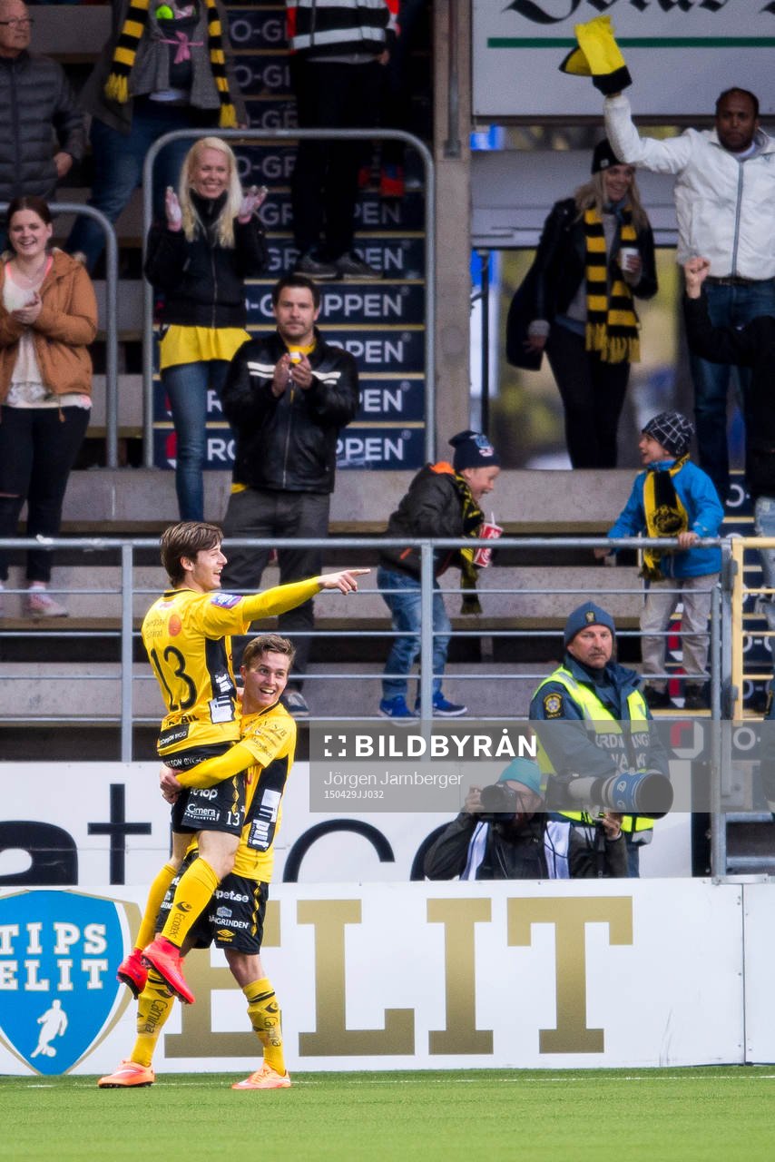 Elfsborgs Arber Zeneli och Adam Lundqvist jublar