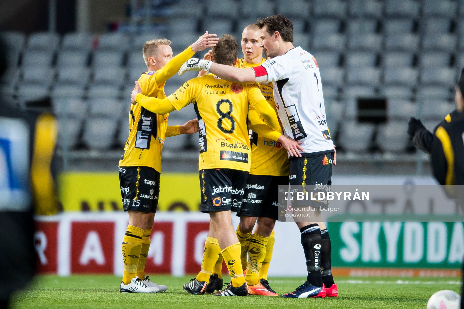 Elfsborgs målvakt Kevin Stuhr - Ellegaard, Sebastian Holmén, Andreas Klarström och Anders Svensson jublar efter segern i fotbollsmatchen i Allsvenskan mellan Elfsborg och Kalmar den 29 april 2015 i Borås.