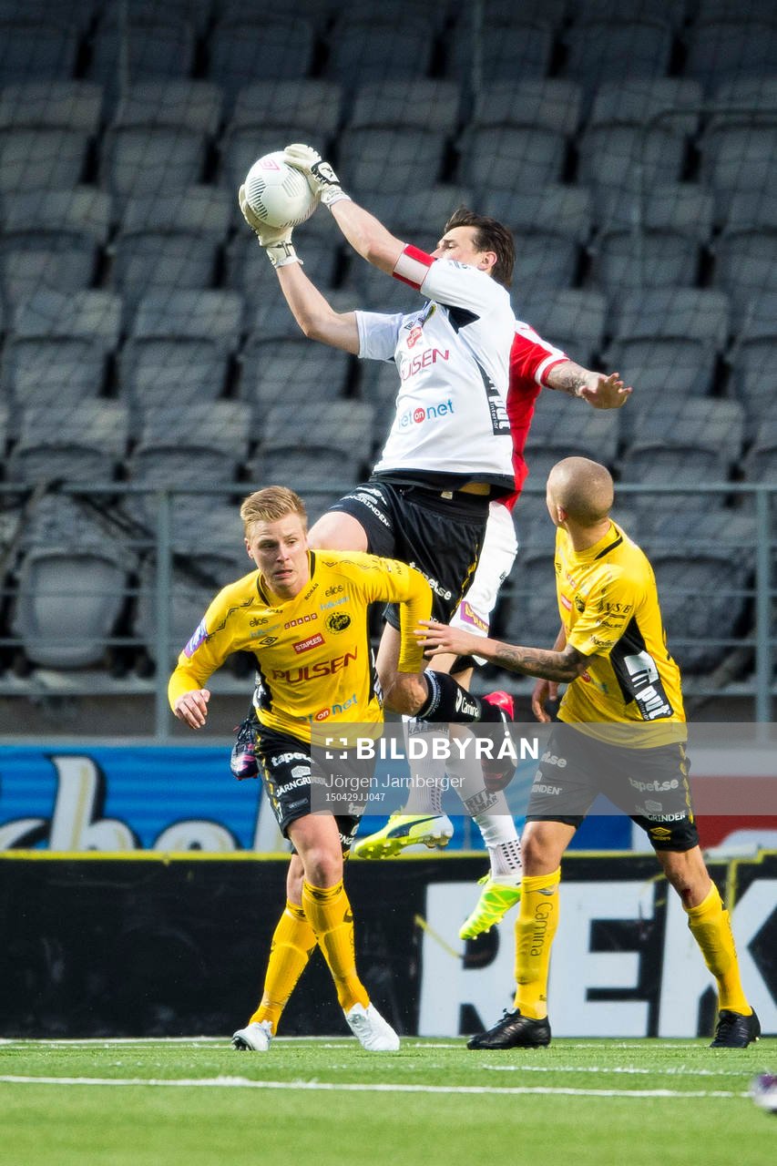 Elfsborgs målvakt Kevin Stuhr - Ellegaard tar ner bollen under fotbollsmatchen i Allsvenskan mellan Elfsborg och Kalmar den 29 april 2015 i Borås.