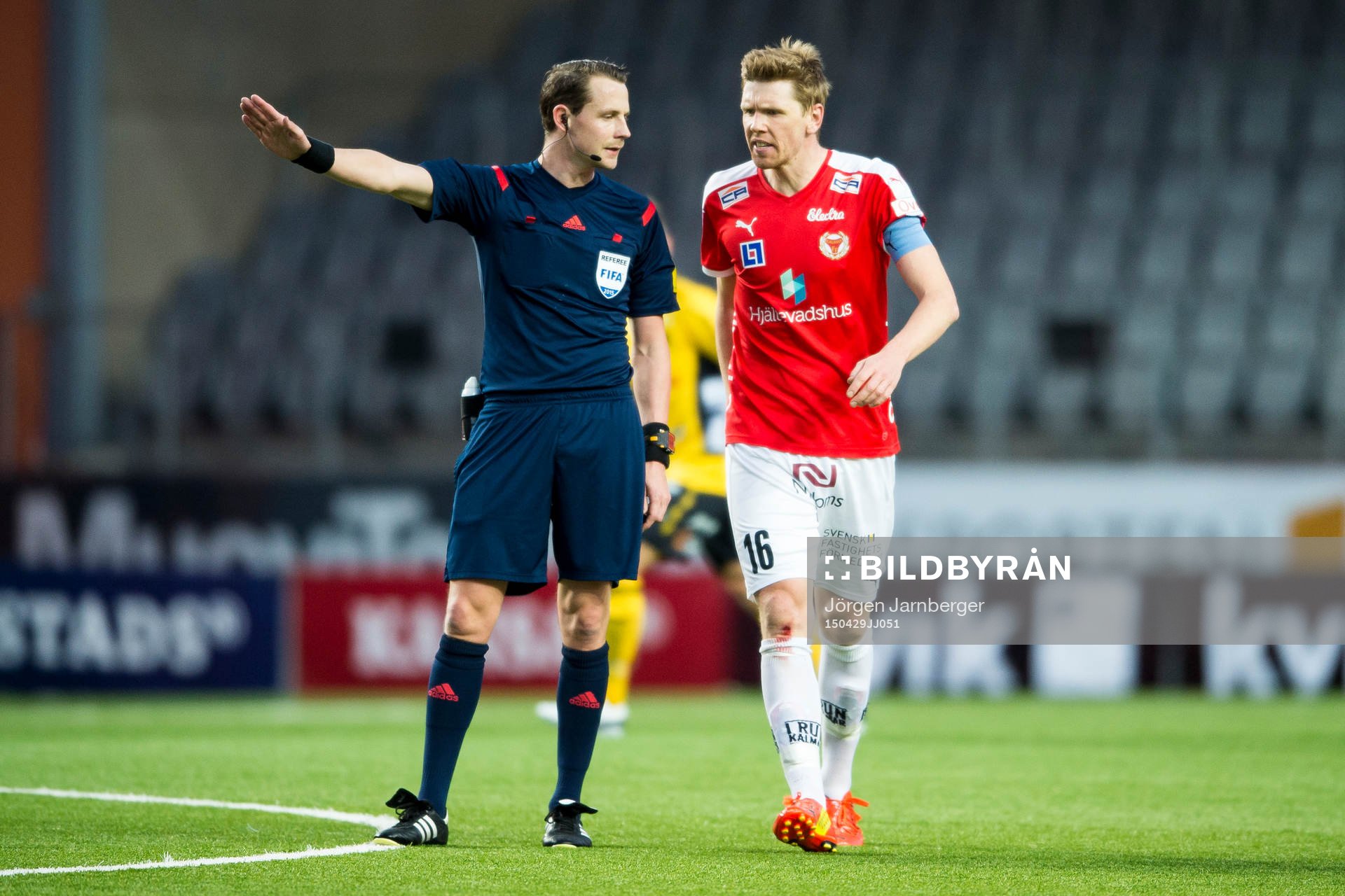 Kalmars David Elm irriterad på Domaren Andreas Ekberg