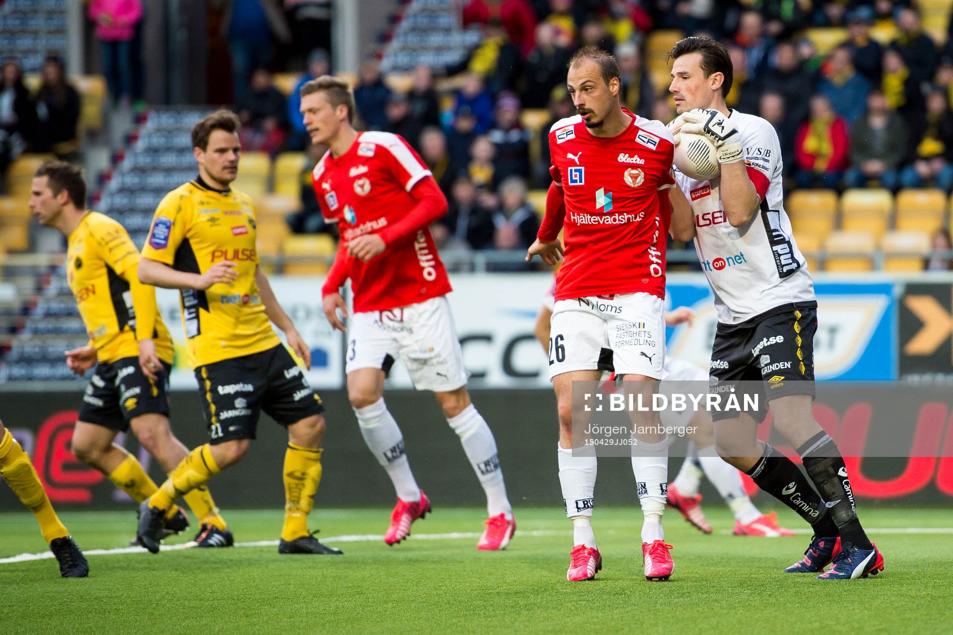 Elfsborgs målvakt Kevin Stuhr - Ellegaard tar ner bollen framför Kalmars Pär Ericsson under fotbollsmatchen i Allsvenskan mellan Elfsborg och Kalmar den 29 april 2015 i Borås.