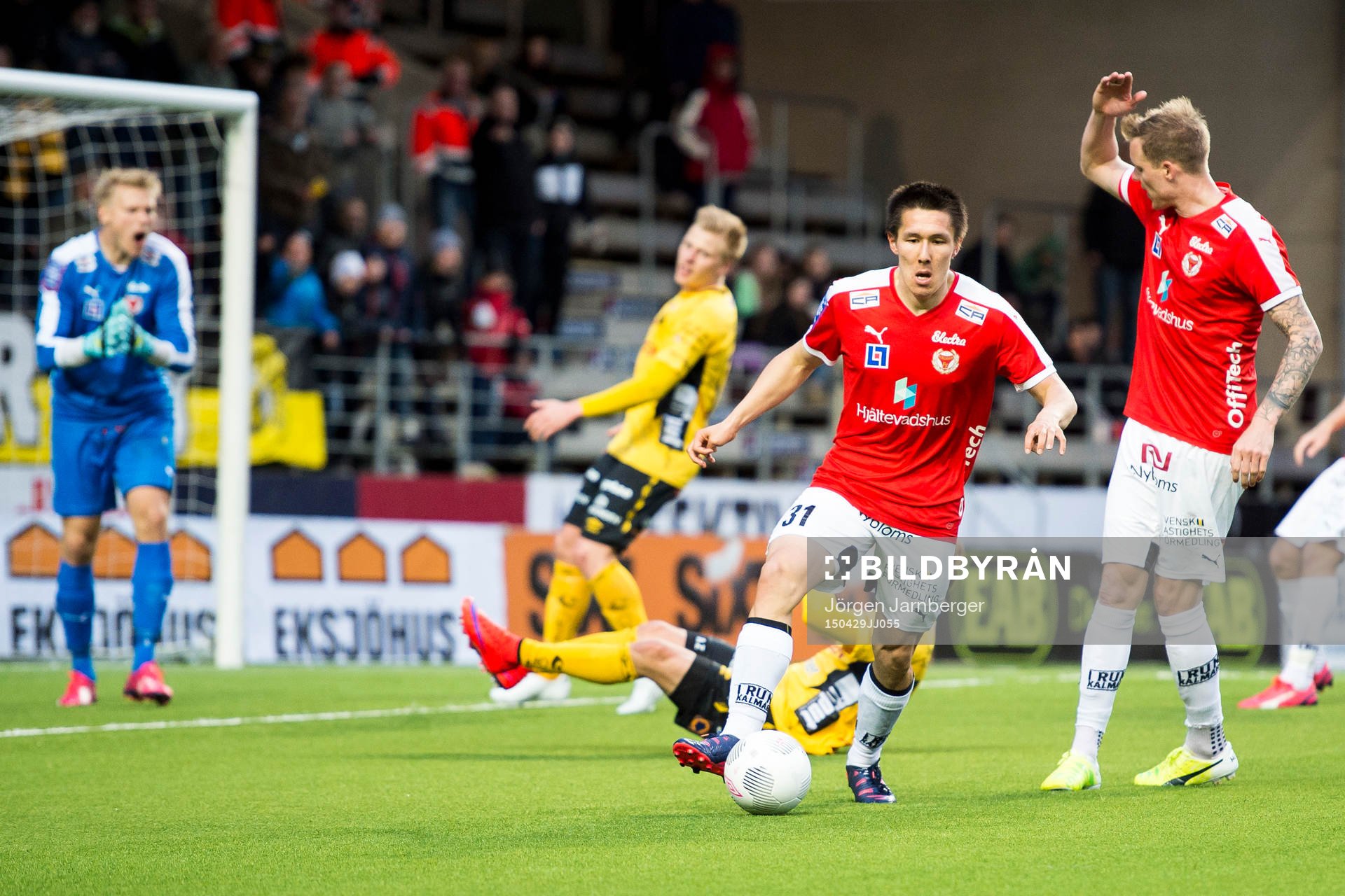 Kalmars Sebastian Ramhorn tar bollen ur eget straffområde
