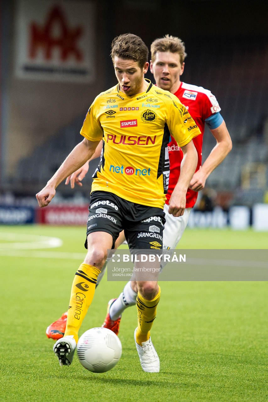 Elfsborgs Marcus Rohdén med Kalmars David Elm i bakgrunden