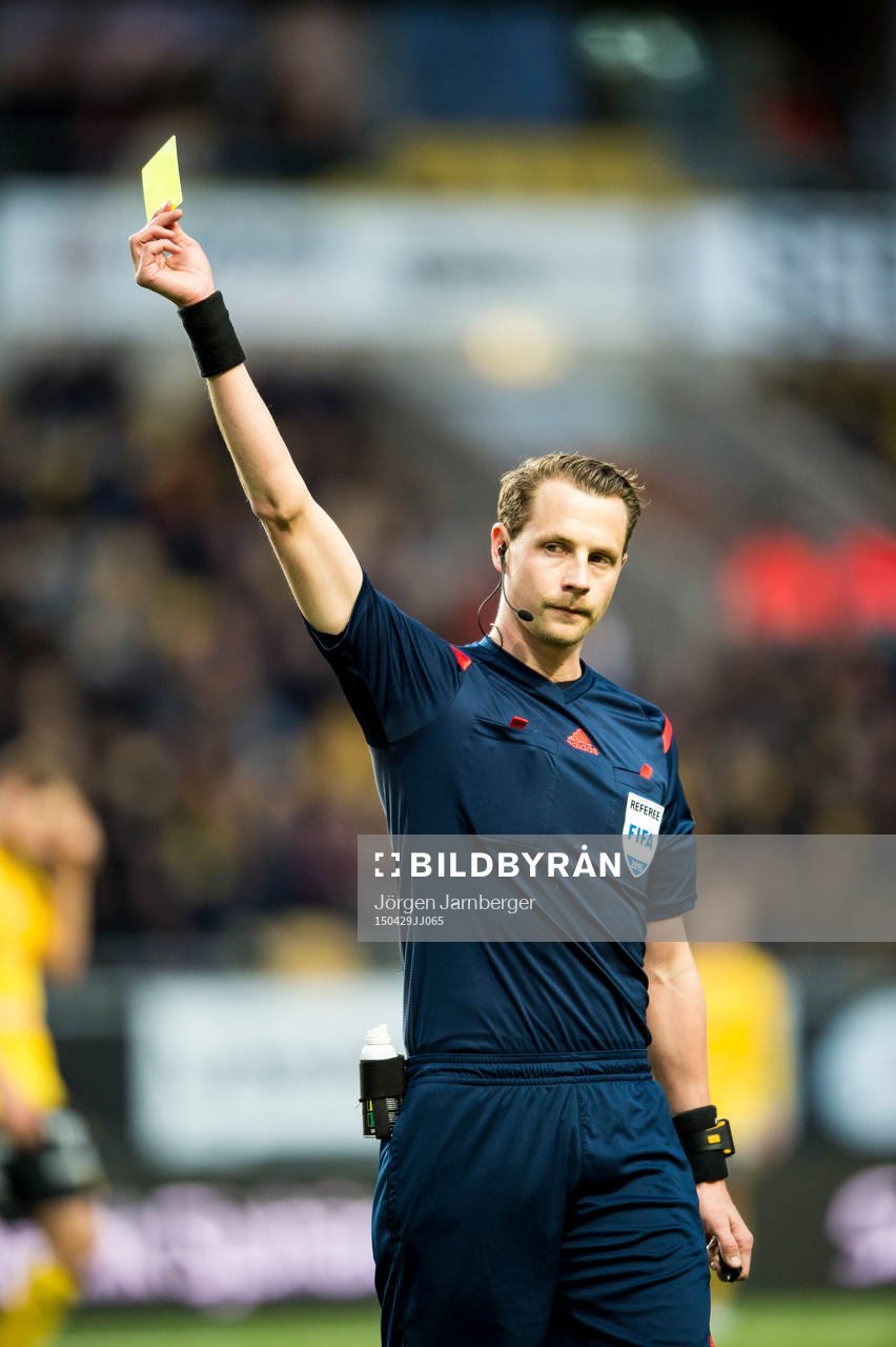 Domaren Andreas Ekberg visar gult kort