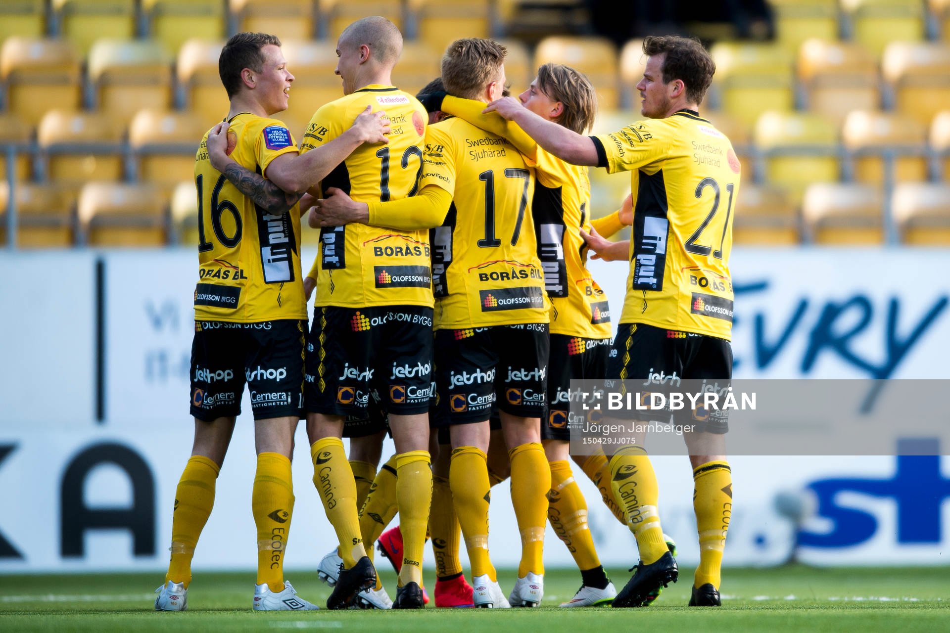 Elfsborgs Viktor Claesson (vänster i bild) jublar
