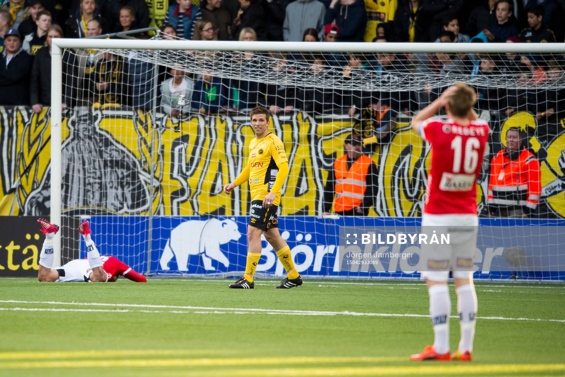 Kalmars Pär Ericsson (liggandes) och David Elm deppar