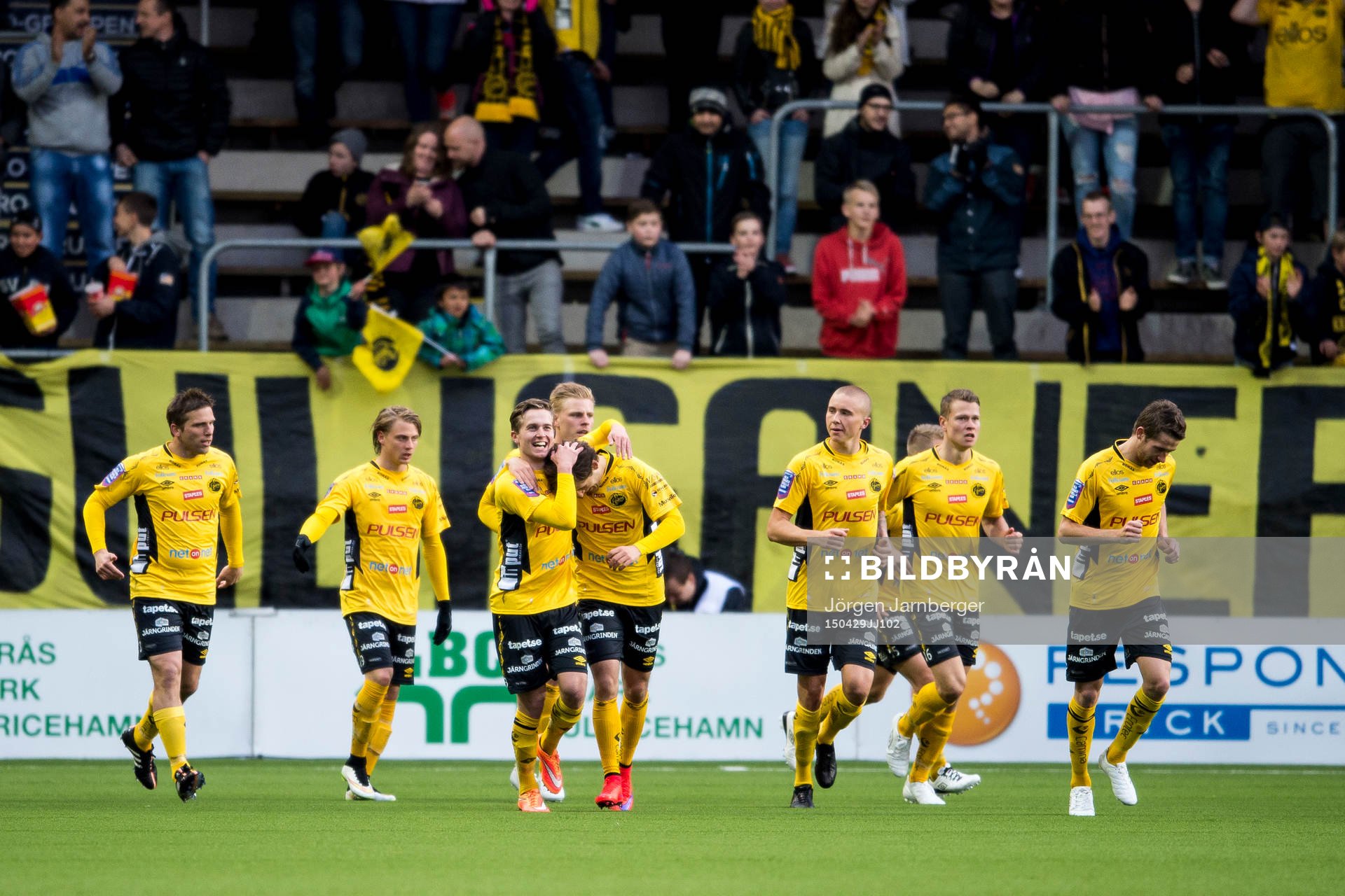 Elfsborgs Arber Zeneli (mitt i bild) klappas om av Adam
