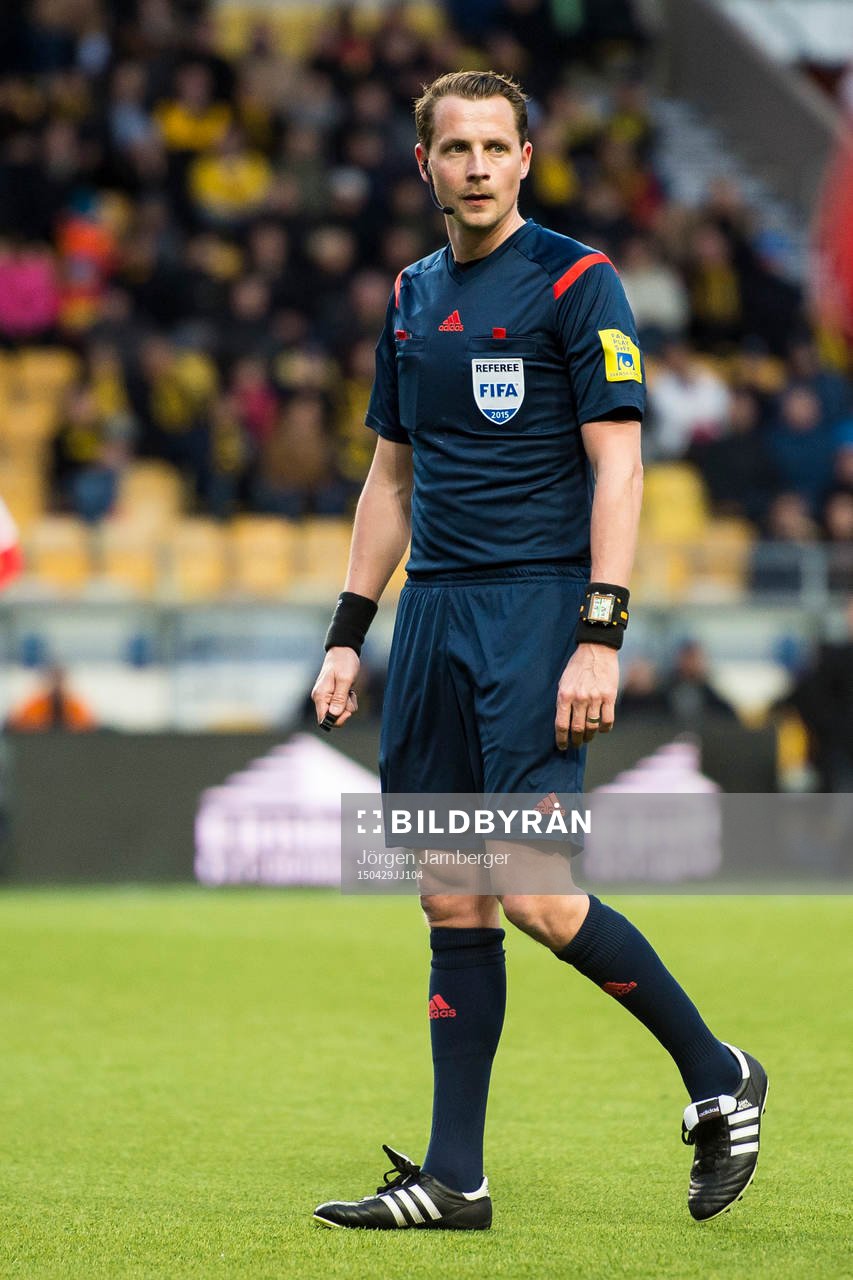 Domaren Andreas Ekberg under fotbollsmatchen i Allsvenskan mellan Elfsborg och Kalmar den 29 april 2015 i Borås.