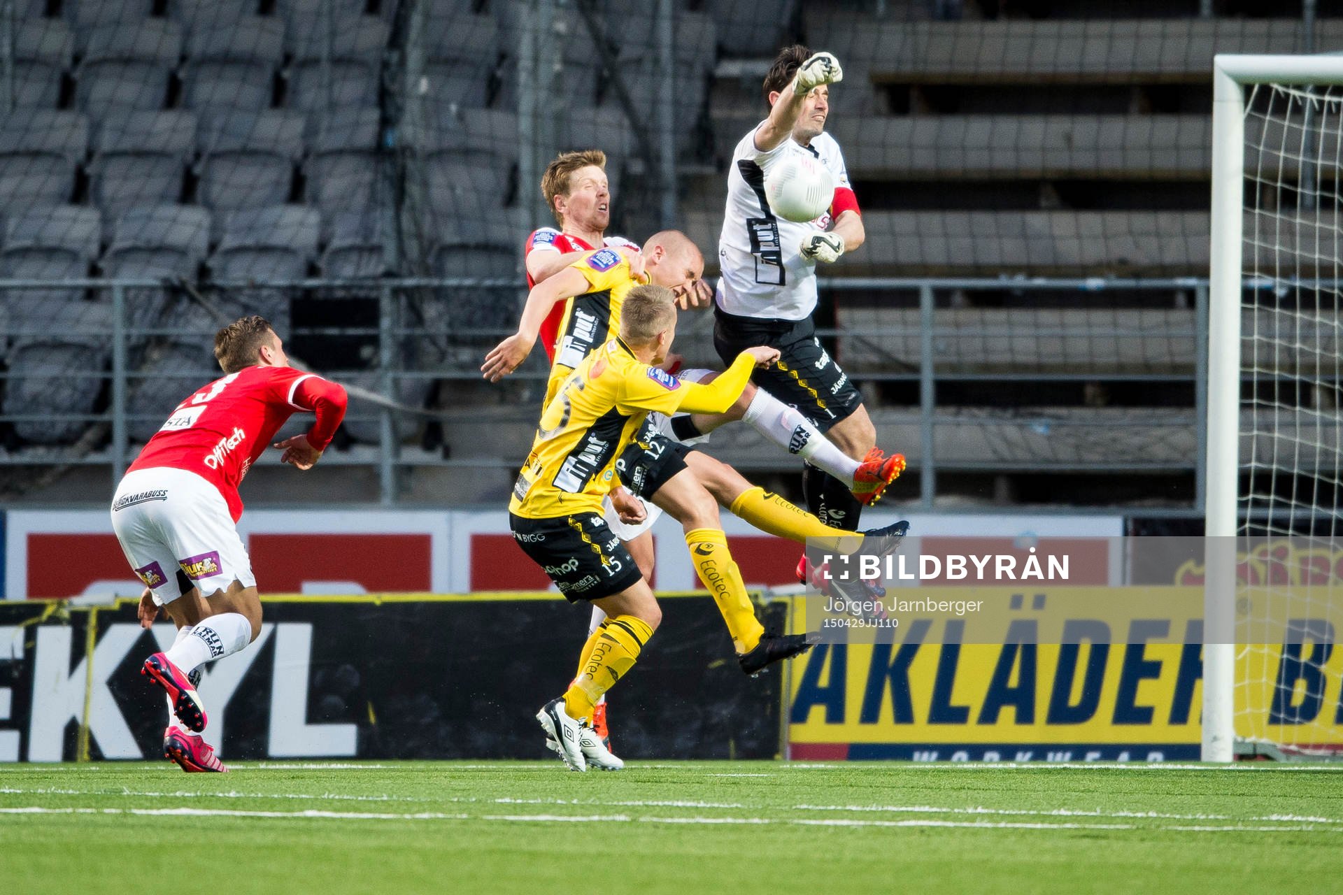 Kalmars David Elm hamnar i kläm vid kamp i Elfsborgs