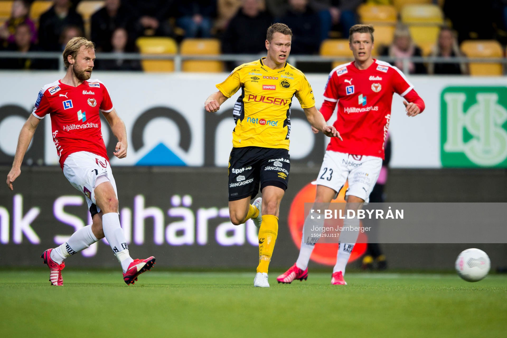 Kalmars Markus Thorbjörnsson och Elfsborgs Viktor Claesson under fotbollsmatchen i Allsvenskan mellan Elfsborg och Kalmar den 29 april 2015 i Borås.
