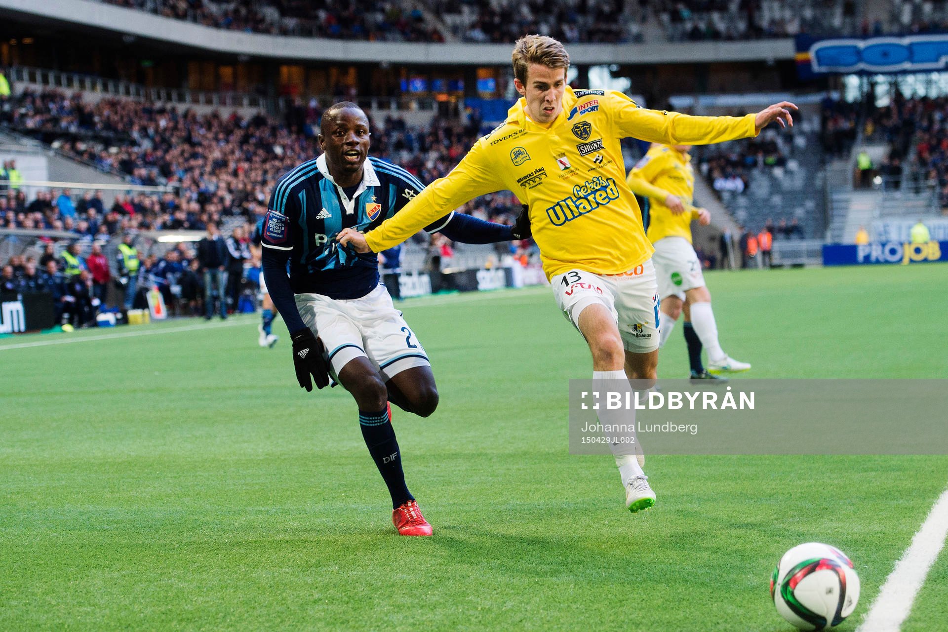 Djurgårdens Nyasha Mushekwi och Falkenbergs Adam Eriksson under fotbollsmatchen i Allsvenskan mellan Djurgården och Falkenberg den 29 april 2015 i Stockholm.