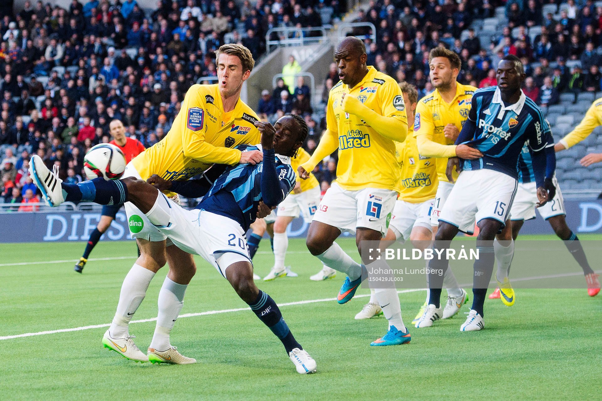 Falkenbergs Adam Eriksson och Djurgårdens Nyasha Mushekwi
