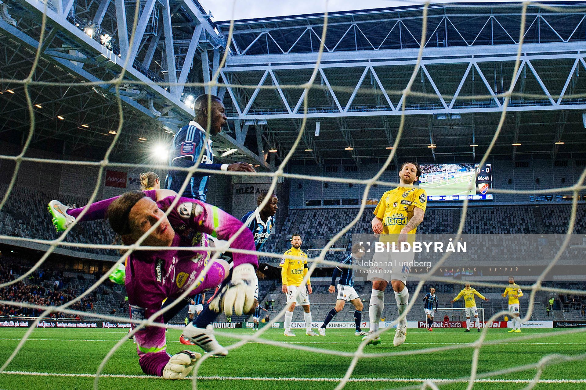 Djurgårdens Omar Colley och Sam Johnson jublar