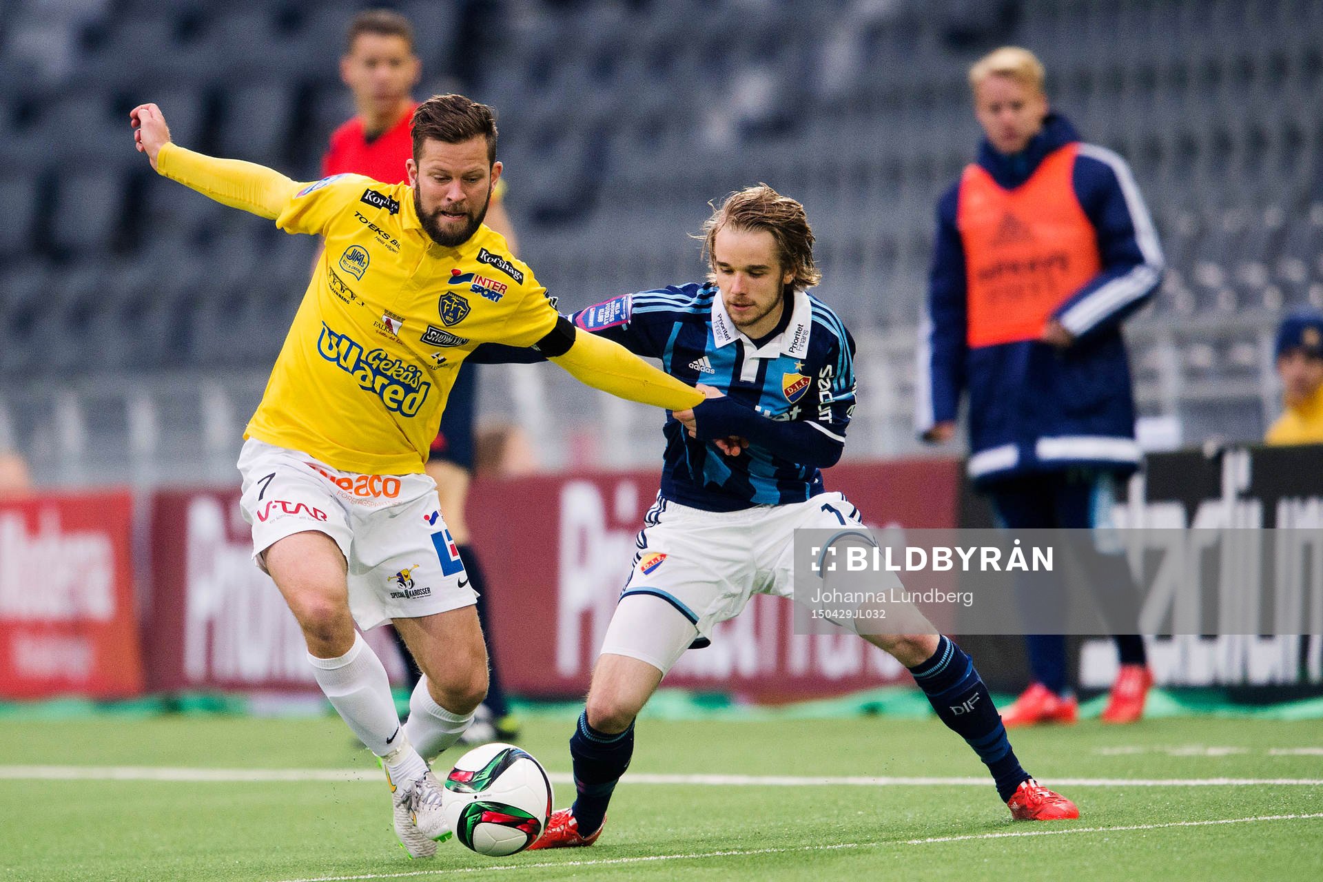 Falkenbergs David Svensson och Djurgårdens Daniel Berntsen under fotbollsmatchen i Allsvenskan mellan Djurgården och Falkenberg den 29 april 2015 i Stockholm.