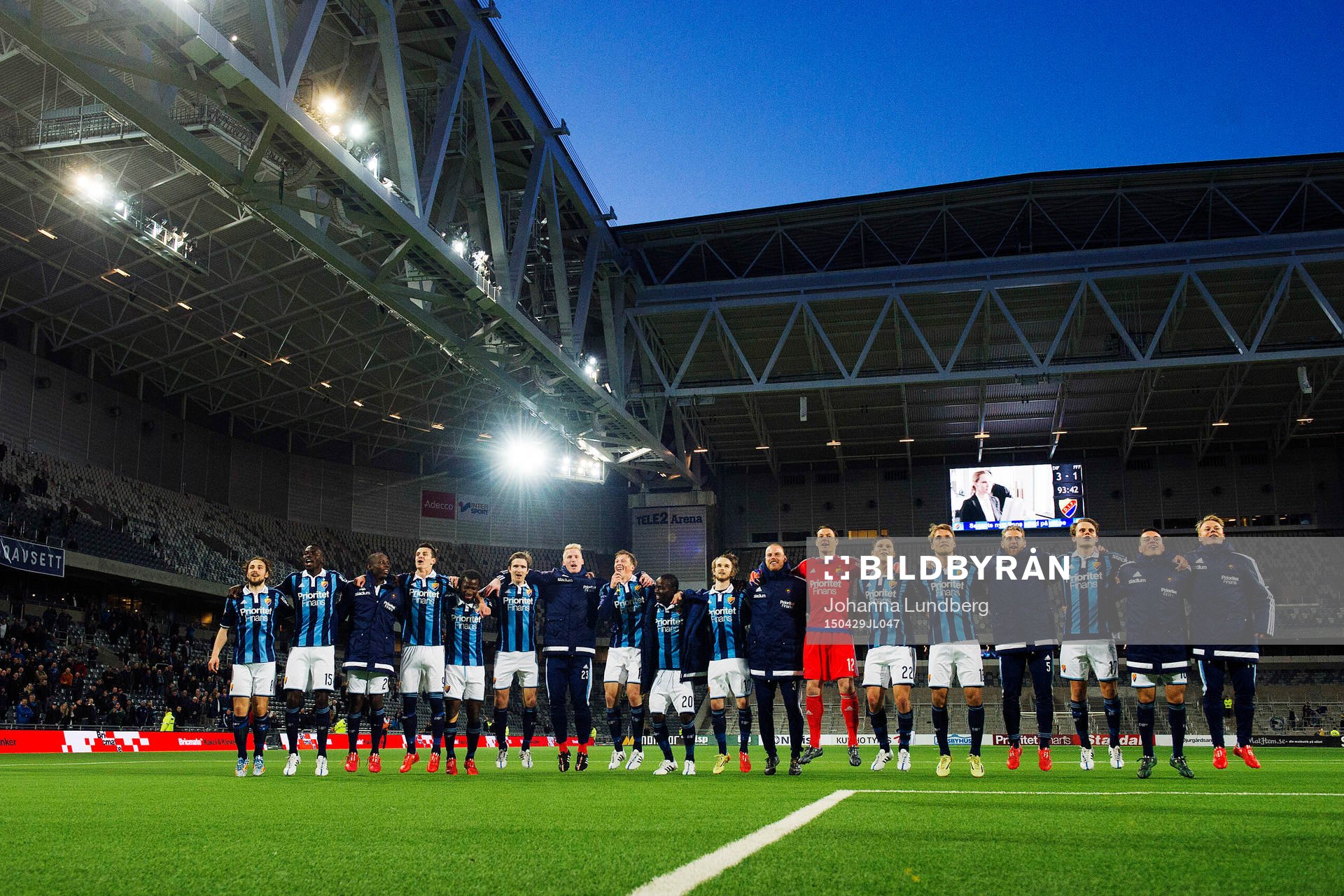 Djurgårdens spelare håller om varandra och jublar