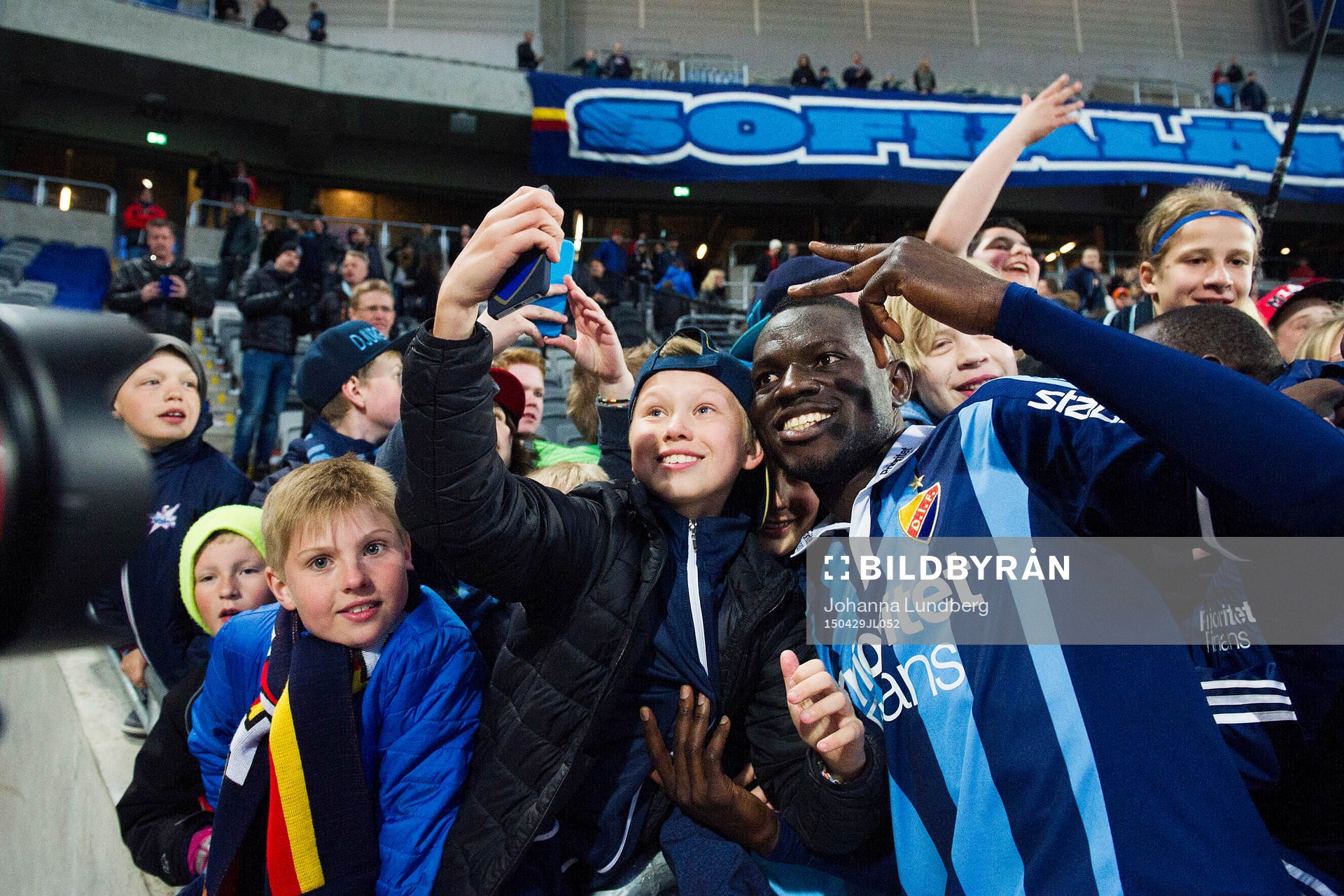 Djurgårdens Omar Colley tar en selfie med publiken
