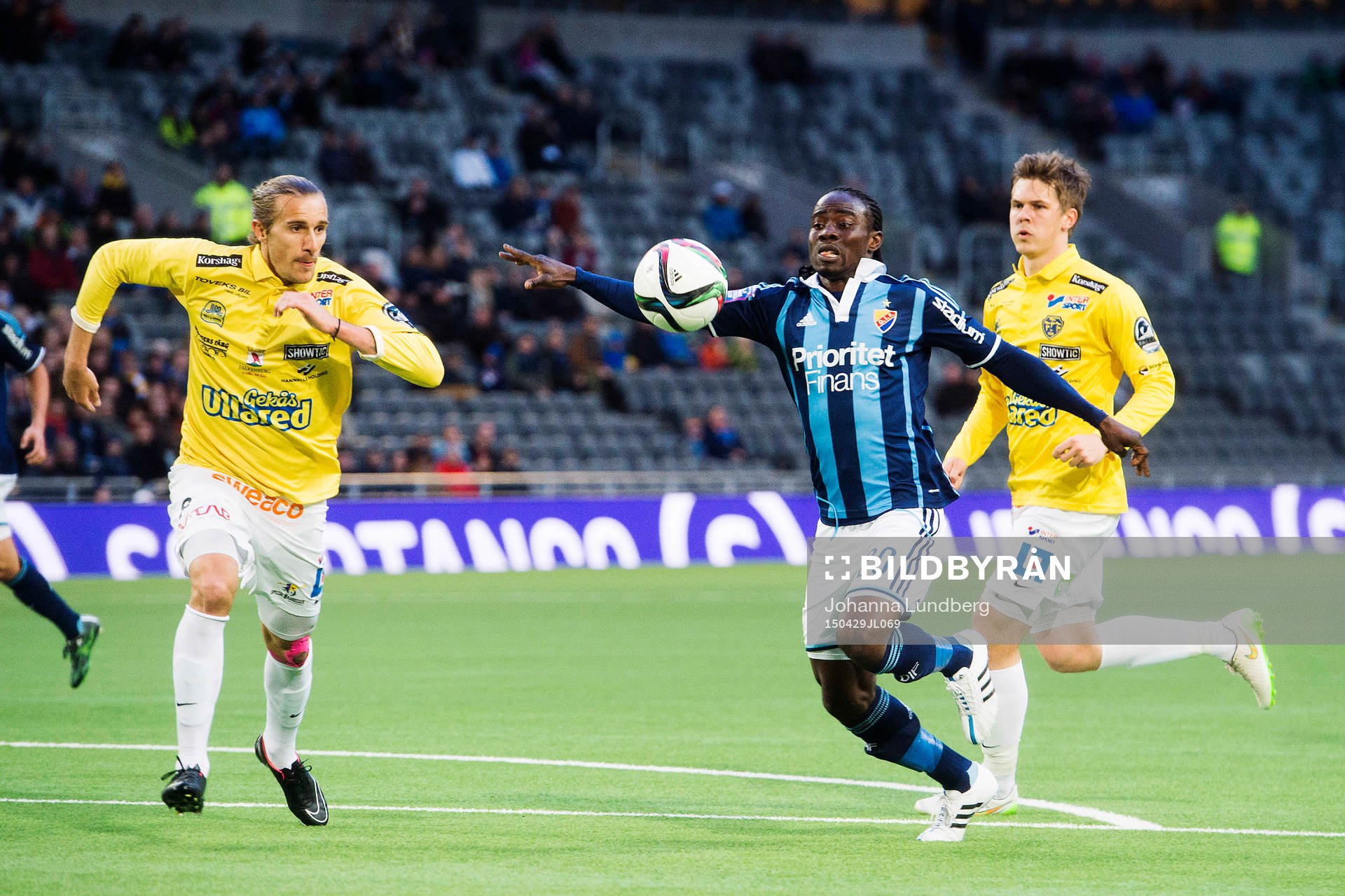 Falkenbergs Tobias Carlsson och Djurgårdens Sam Johnson i