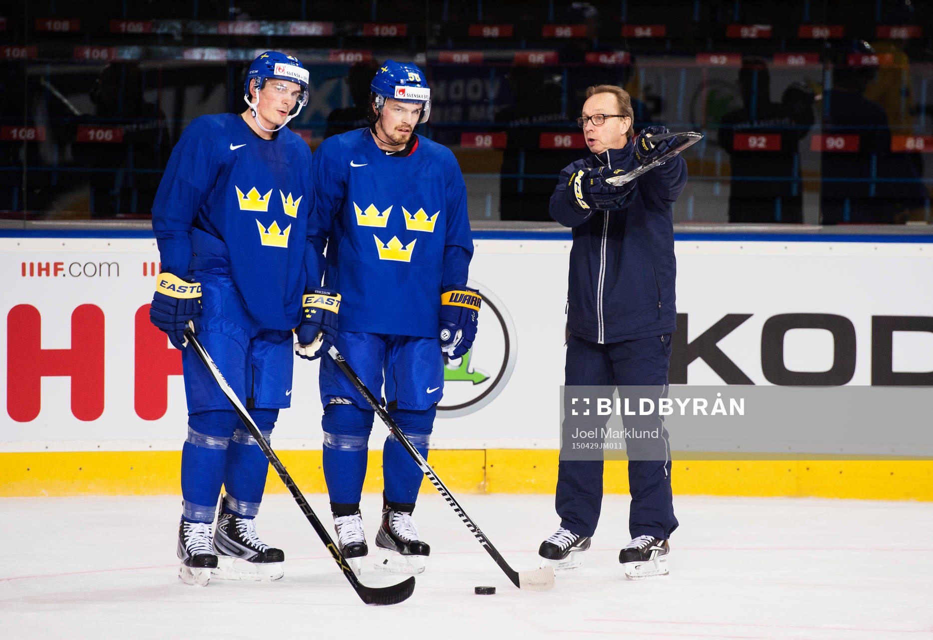 Loui Eriksson och Anton Lander i samtal med förbundskapten