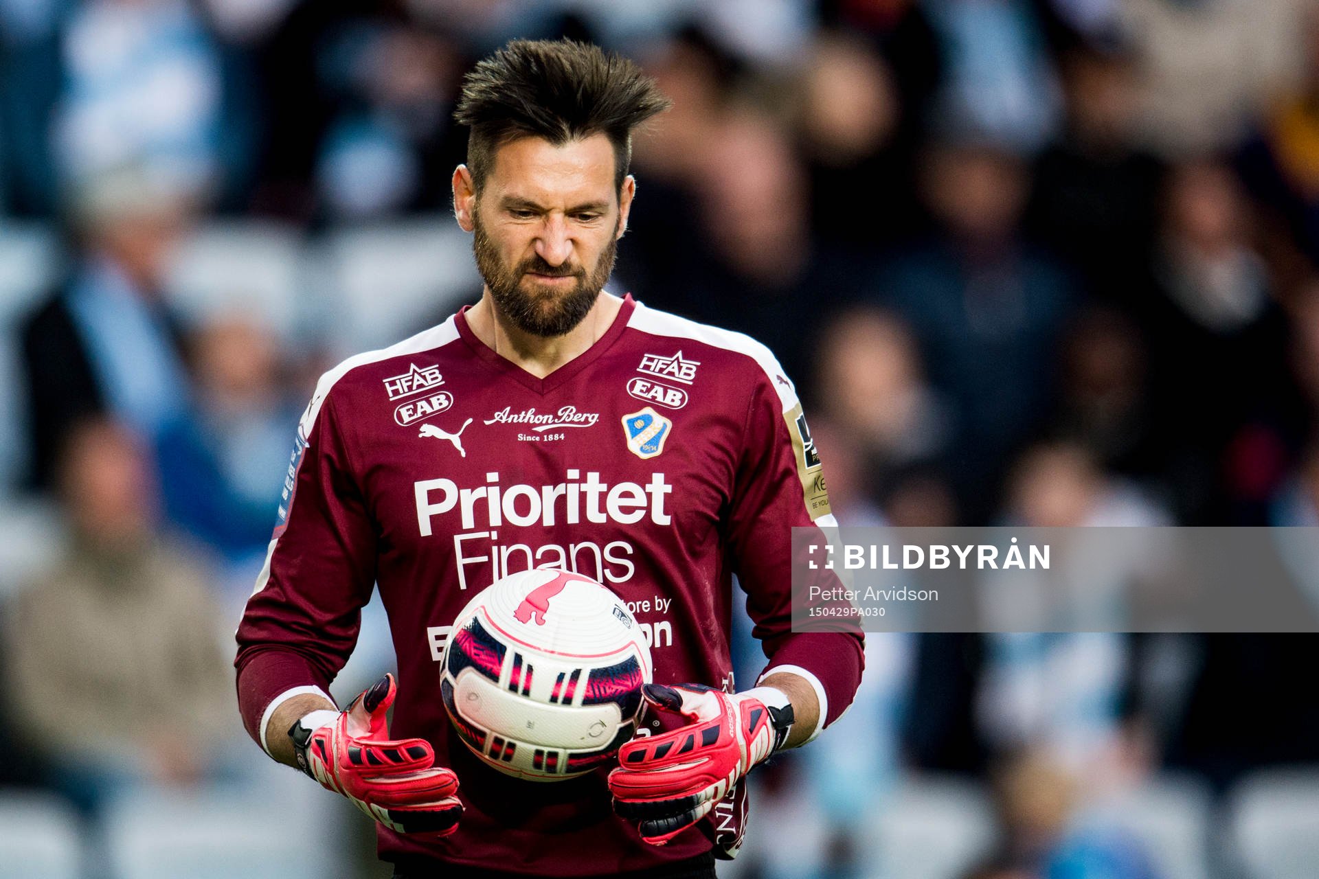 Halmstads målvakt Stojan Lukic deppar