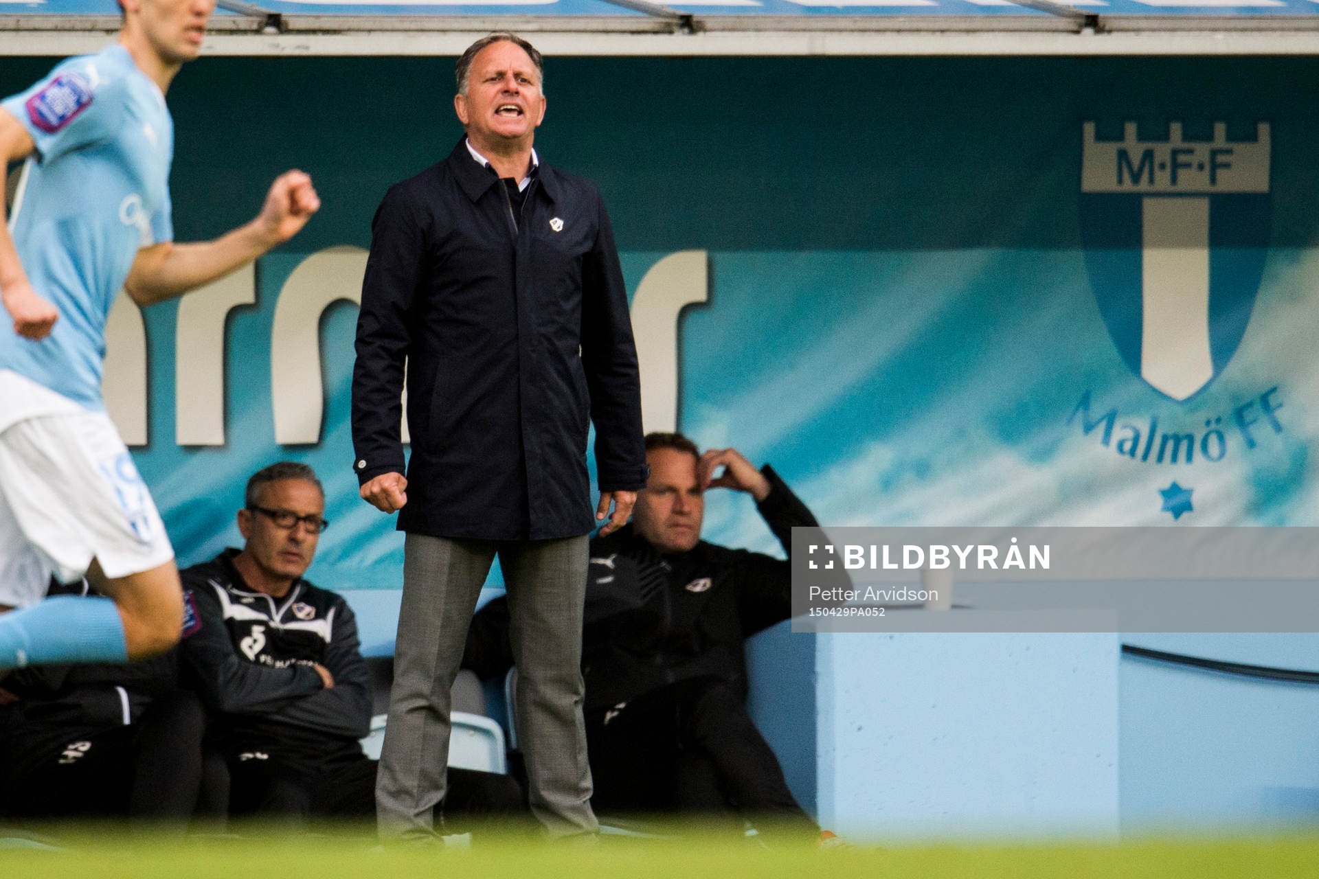 Halmstads tränare Jan Jönsson under fotbollsmatchen i Allsvenskan mellan Malmö FF och Halmstad den 29 april 2015 i Malmö.