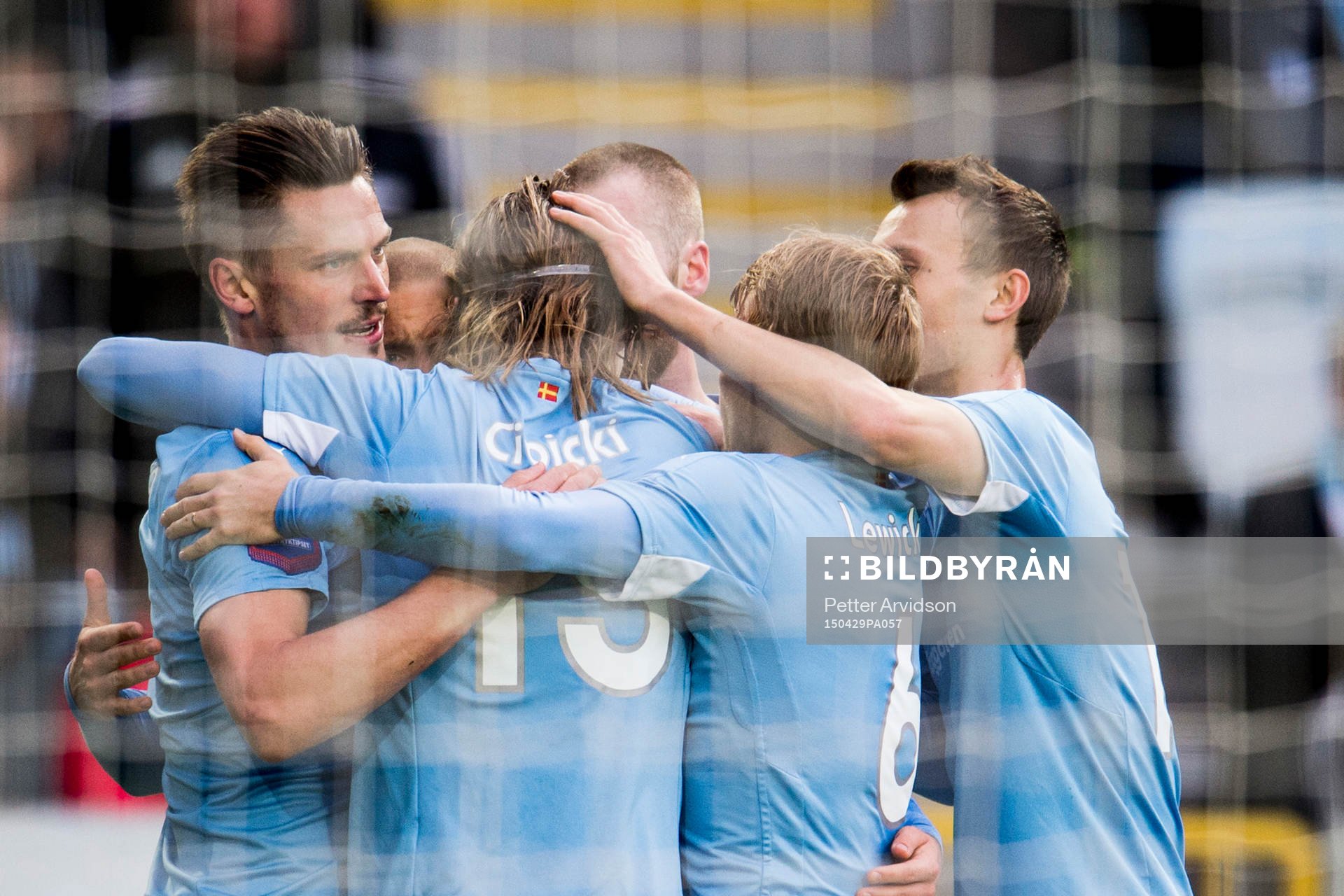 Malmö FFs spelare med Markus Rosenberg (tv) jublar efter att Pawel Cibicki (m) gjort 1-0 under fotbollsmatchen i Allsvenskan mellan Malmö FF och Halmstad den 29 april 2015 i Malmö.