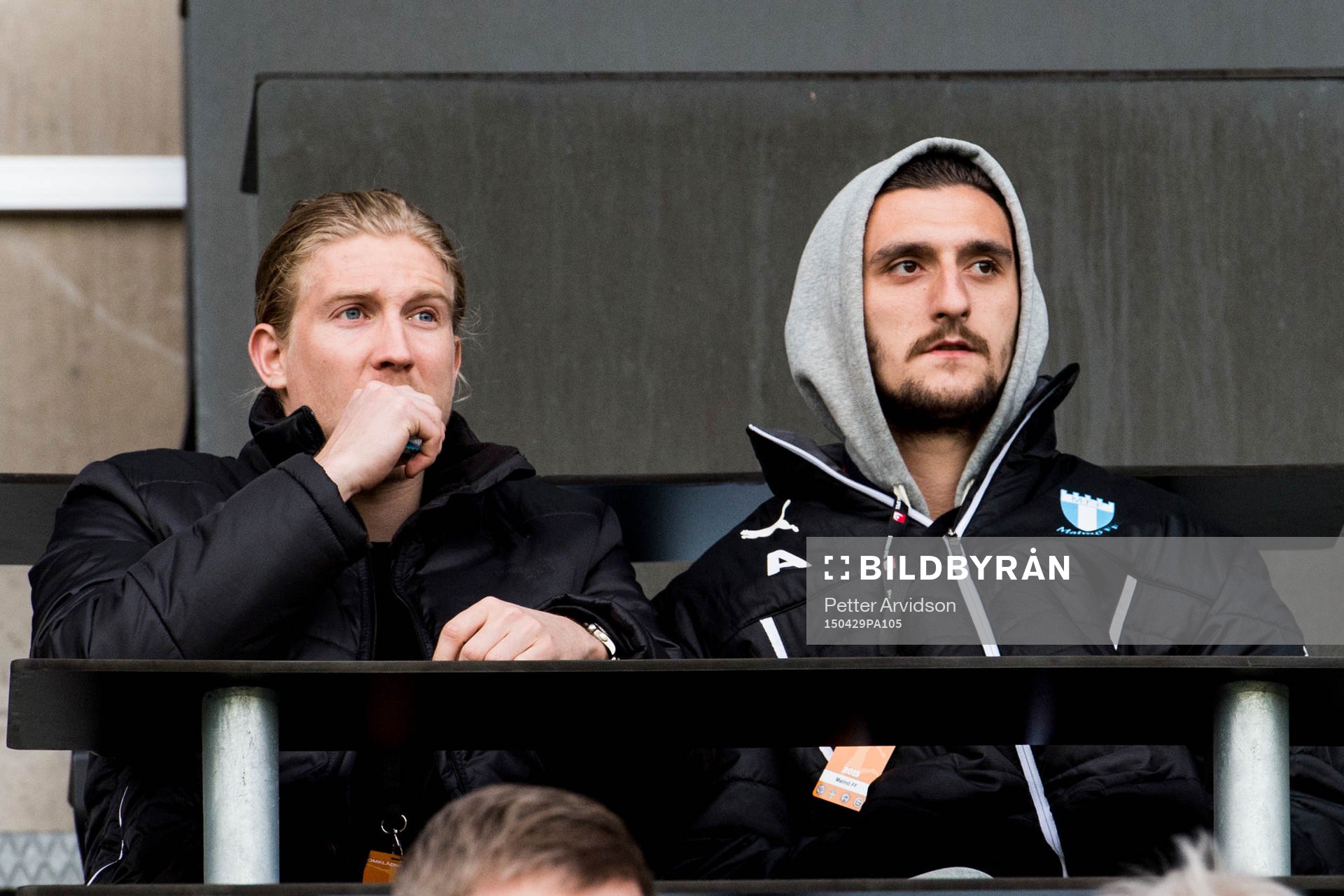 Malmö FFs Simon Kroon och Agon Mehmeti på läktaren under fotbollsmatchen i Allsvenskan mellan Malmö FF och Halmstad den 29 april 2015 i Malmö.