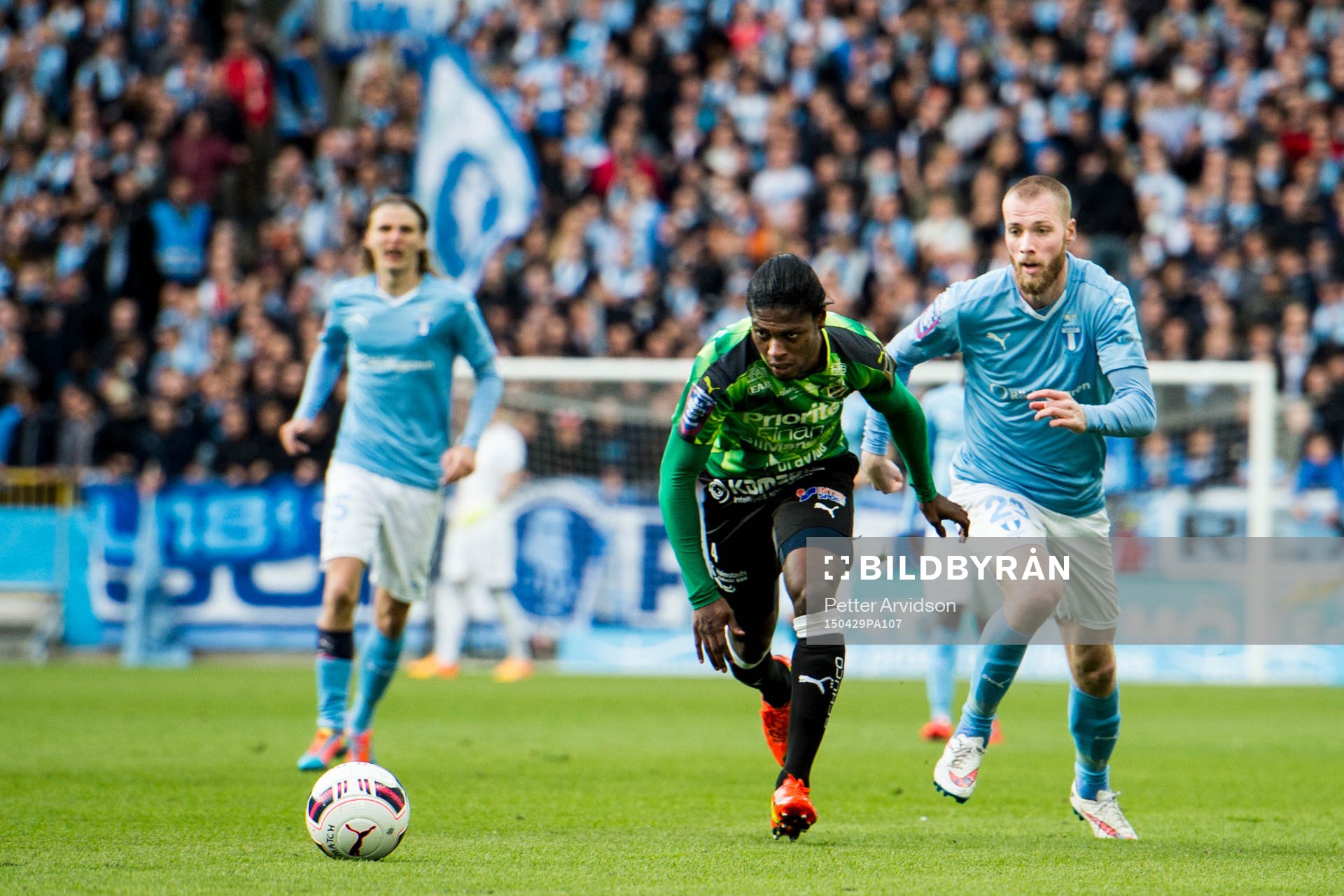 Halmstads Joseph Baffo och Malmö FFs Jo Inge Berget under fotbollsmatchen i Allsvenskan mellan Malmö FF och Halmstad den 29 april 2015 i Malmö.