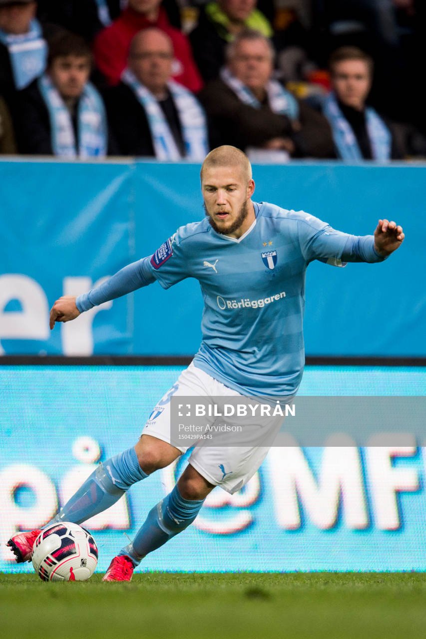 Malmö FFs Anton Tinnerholm under fotbollsmatchen i Allsvenskan mellan Malmö FF och Halmstad den 29 april 2015 i Malmö.