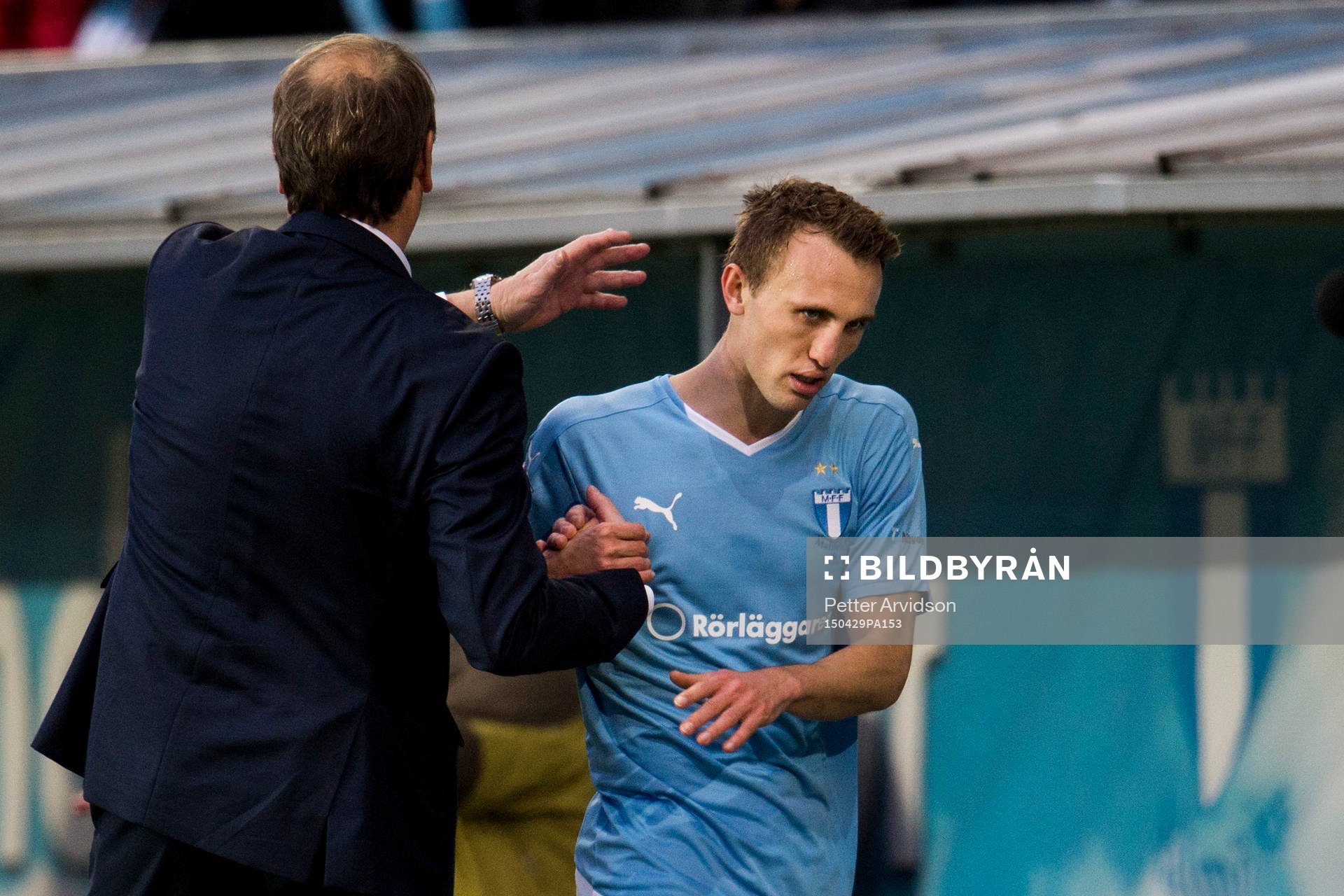 Malmö FFs tränare Åge Hareide klappar om Magnus Wolff