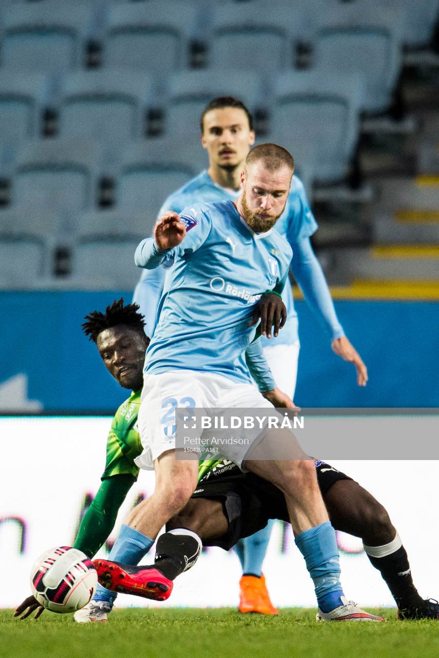 Malmö FFs Jo Inge Berget i kamp med Halmstads King Osei Gyan under fotbollsmatchen i Allsvenskan mellan Malmö FF och Halmstad den 29 april 2015 i Malmö.