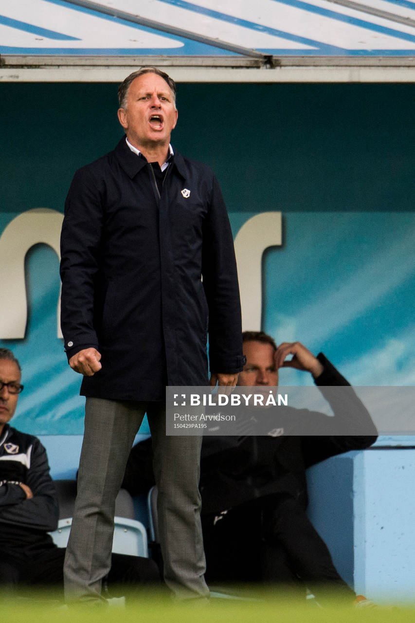 Halmstads tränare Jan Jönsson under fotbollsmatchen i Allsvenskan mellan Malmö FF och Halmstad den 29 april 2015 i Malmö.